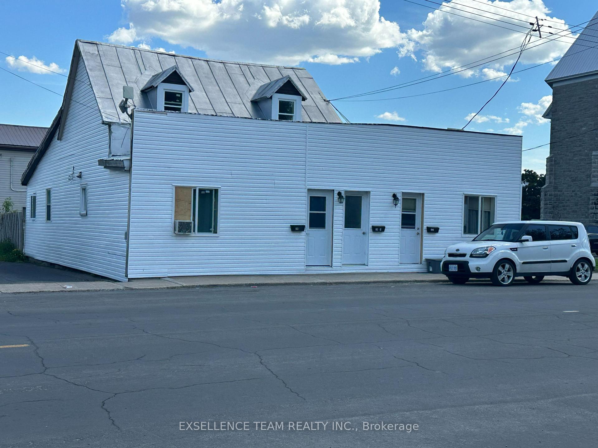 Front of 28 Lochiel Street