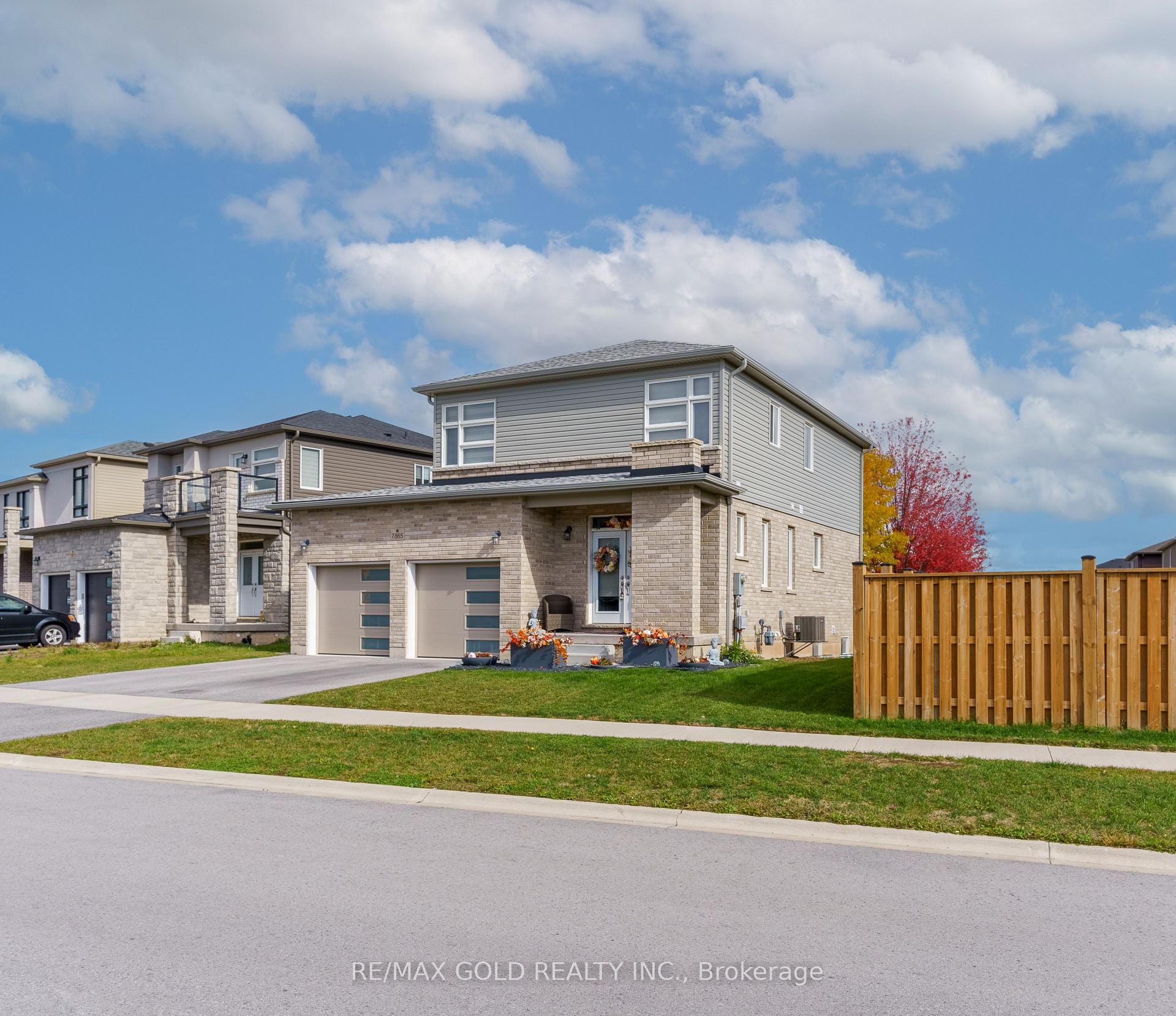 Photo 2 of 7865 Seabiscuit Drive, Niagara Falls, Ascot — HOMEH