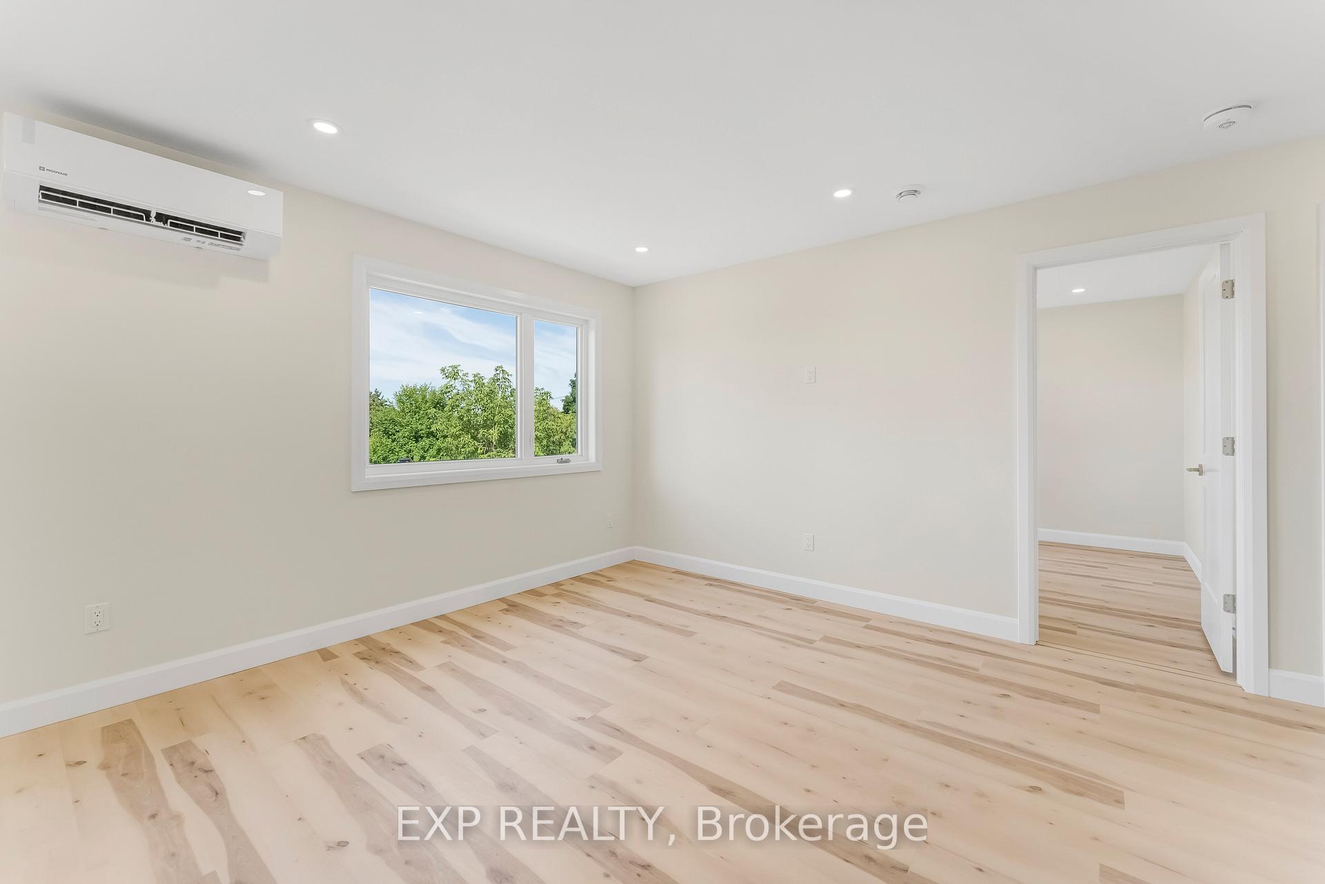 Photo 4 of Unit B, 692 Crystal Street, Ottawa, Carson Meadows — HOMEH
