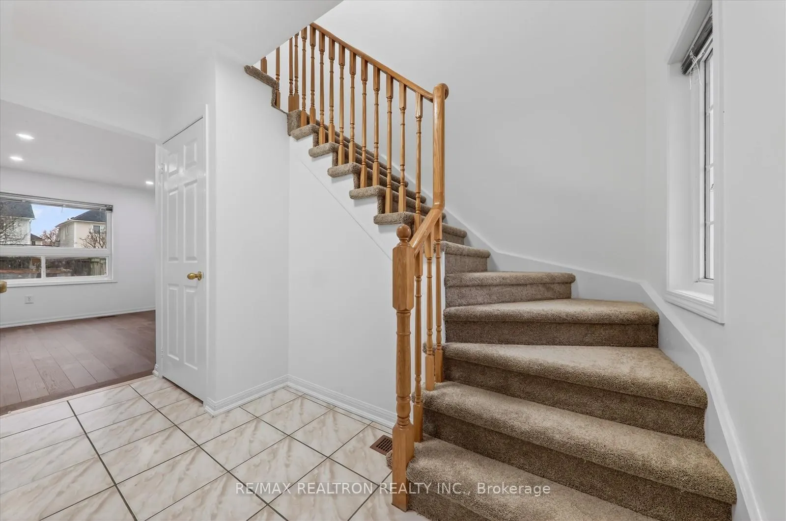 Photo 2 of 1535 Sarasota Crescent, Oshawa, Samac — HOMEH