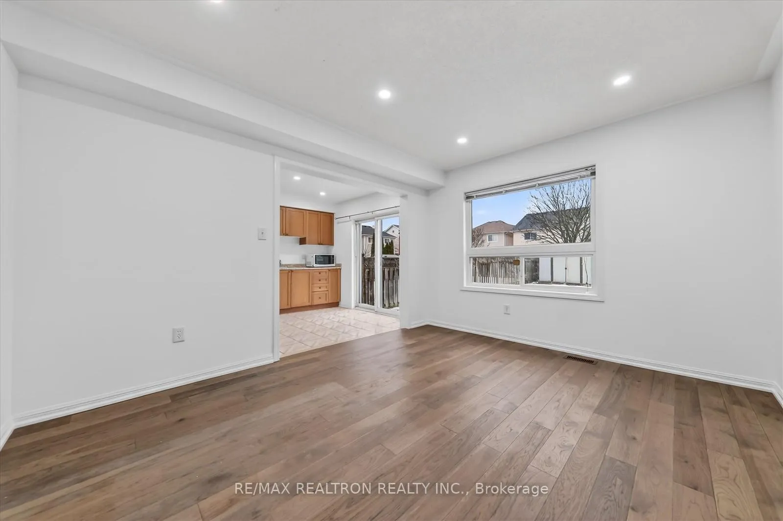 Photo 3 of 1535 Sarasota Crescent, Oshawa, Samac — HOMEH