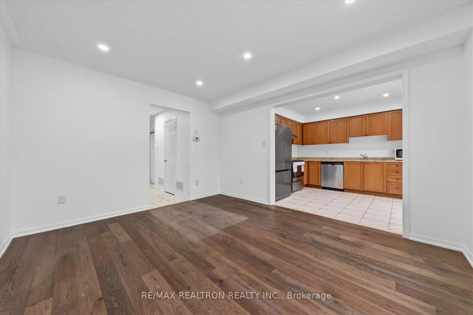 Photo 4 of 1535 Sarasota Crescent, Oshawa, Samac — HOMEH