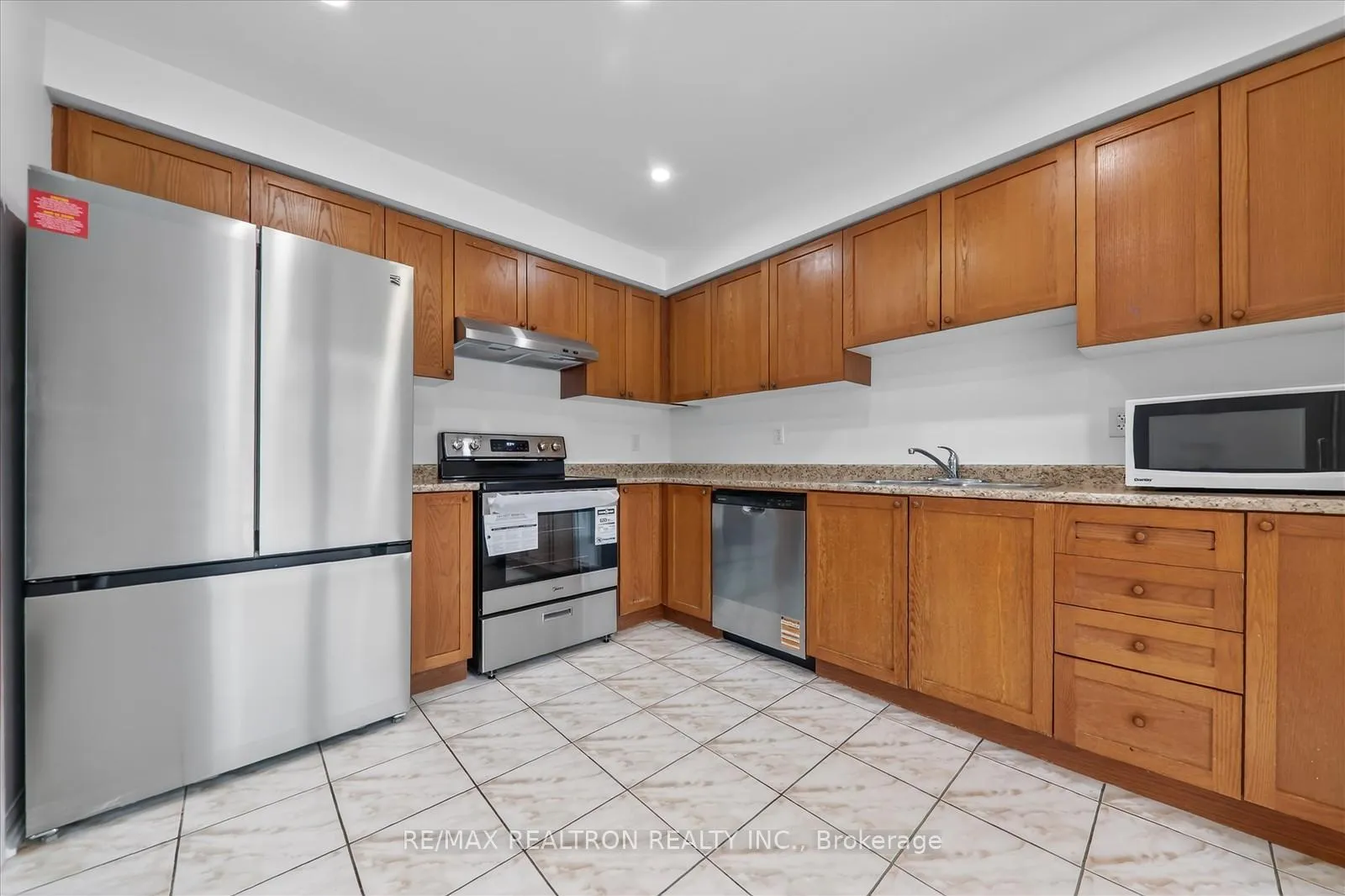 Photo 5 of 1535 Sarasota Crescent, Oshawa, Samac — HOMEH