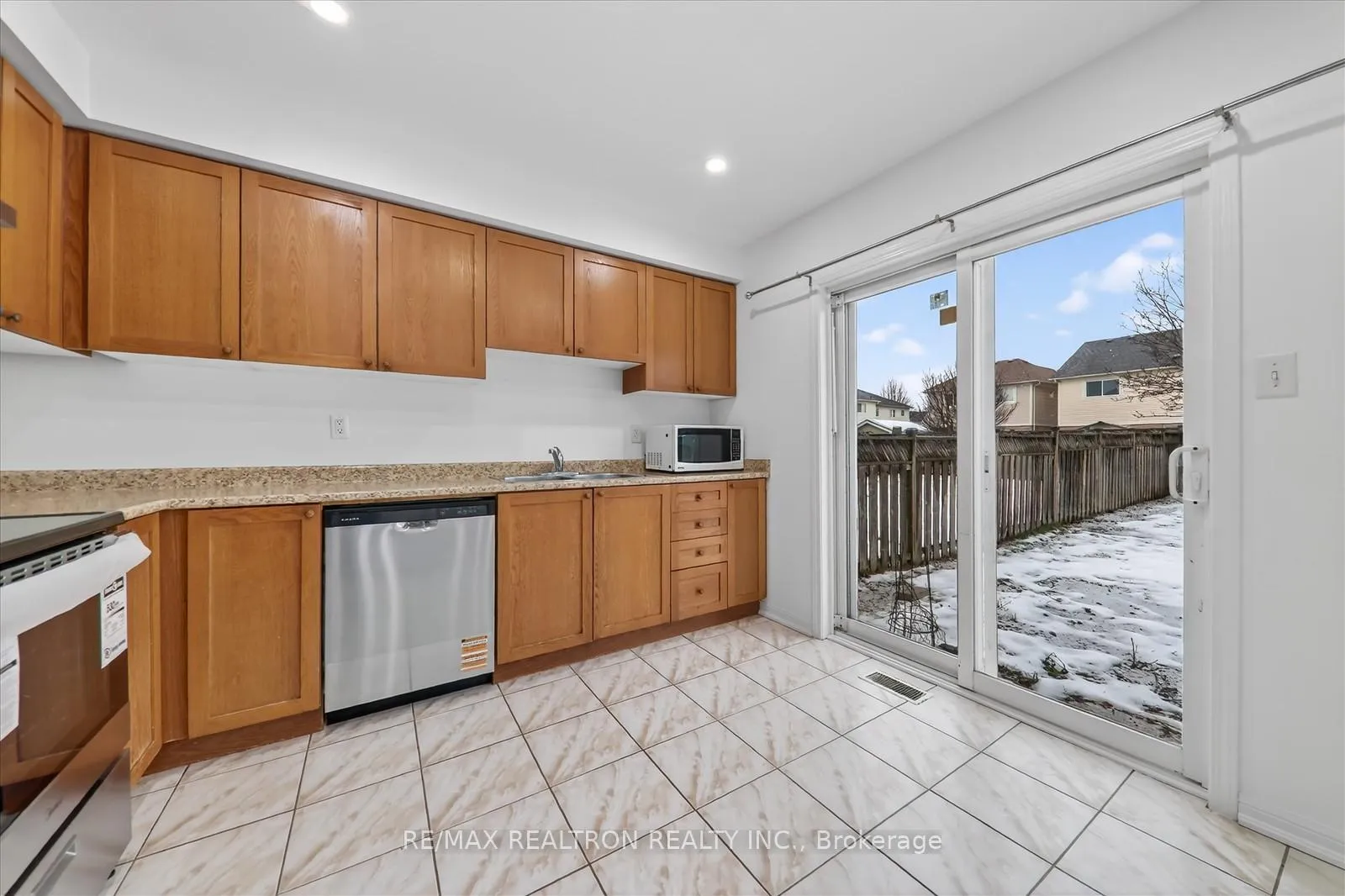 Photo 6 of 1535 Sarasota Crescent, Oshawa, Samac — HOMEH