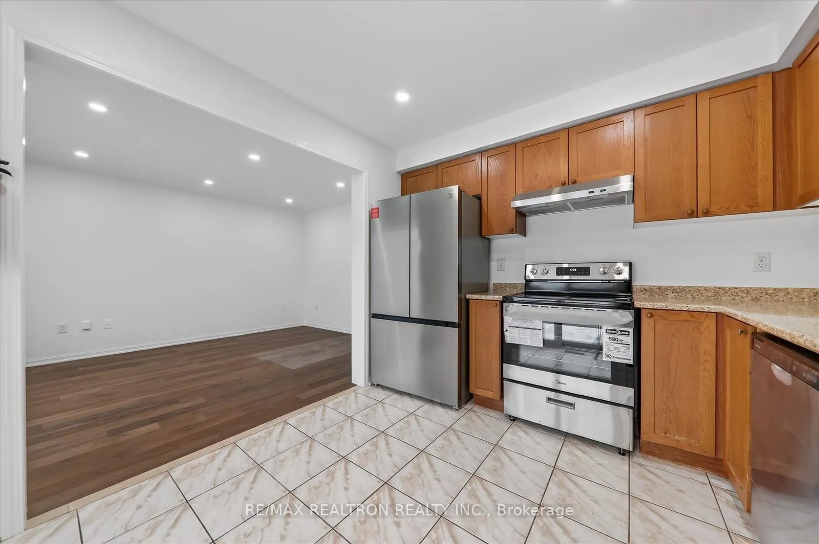 Photo 7 of 1535 Sarasota Crescent, Oshawa, Samac — HOMEH