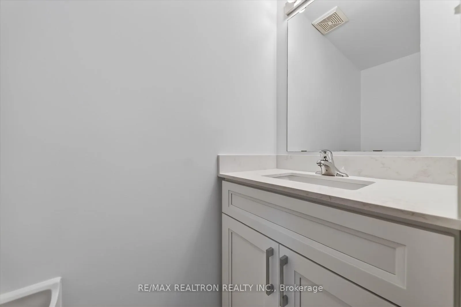 Photo 8 of 1535 Sarasota Crescent, Oshawa, Samac — HOMEH