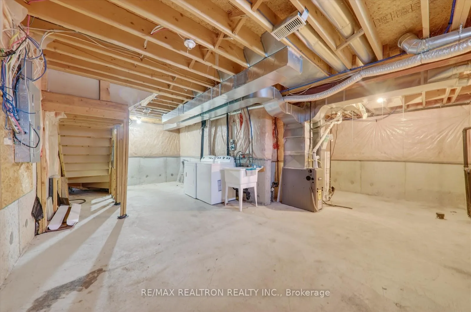 Photo 18 of 1535 Sarasota Crescent, Oshawa, Samac — HOMEH