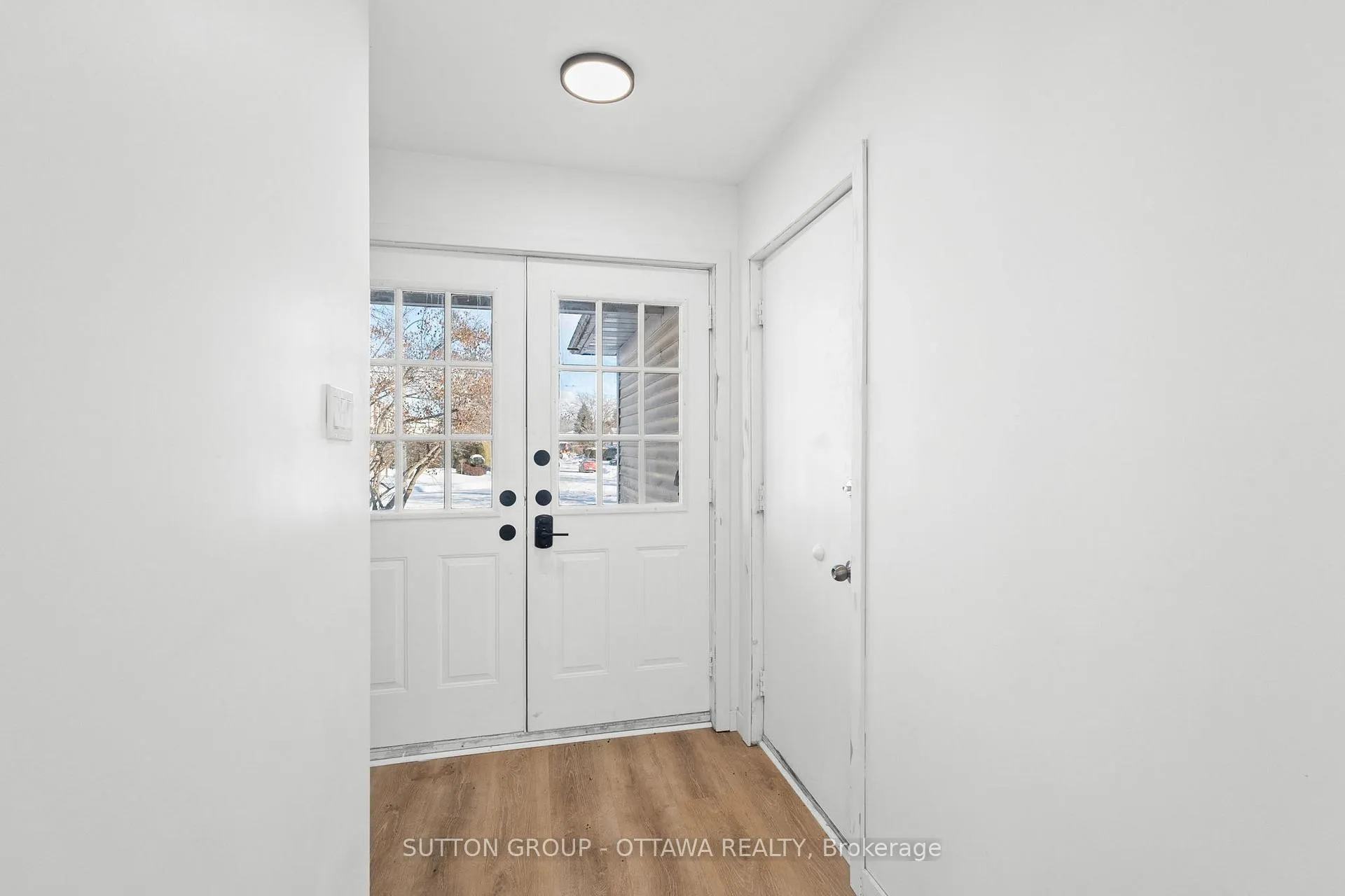 Photo 4 of 286 Mceachern Crescent, Ottawa, Bilberry Creek/Queenswood Heights — HOMEH