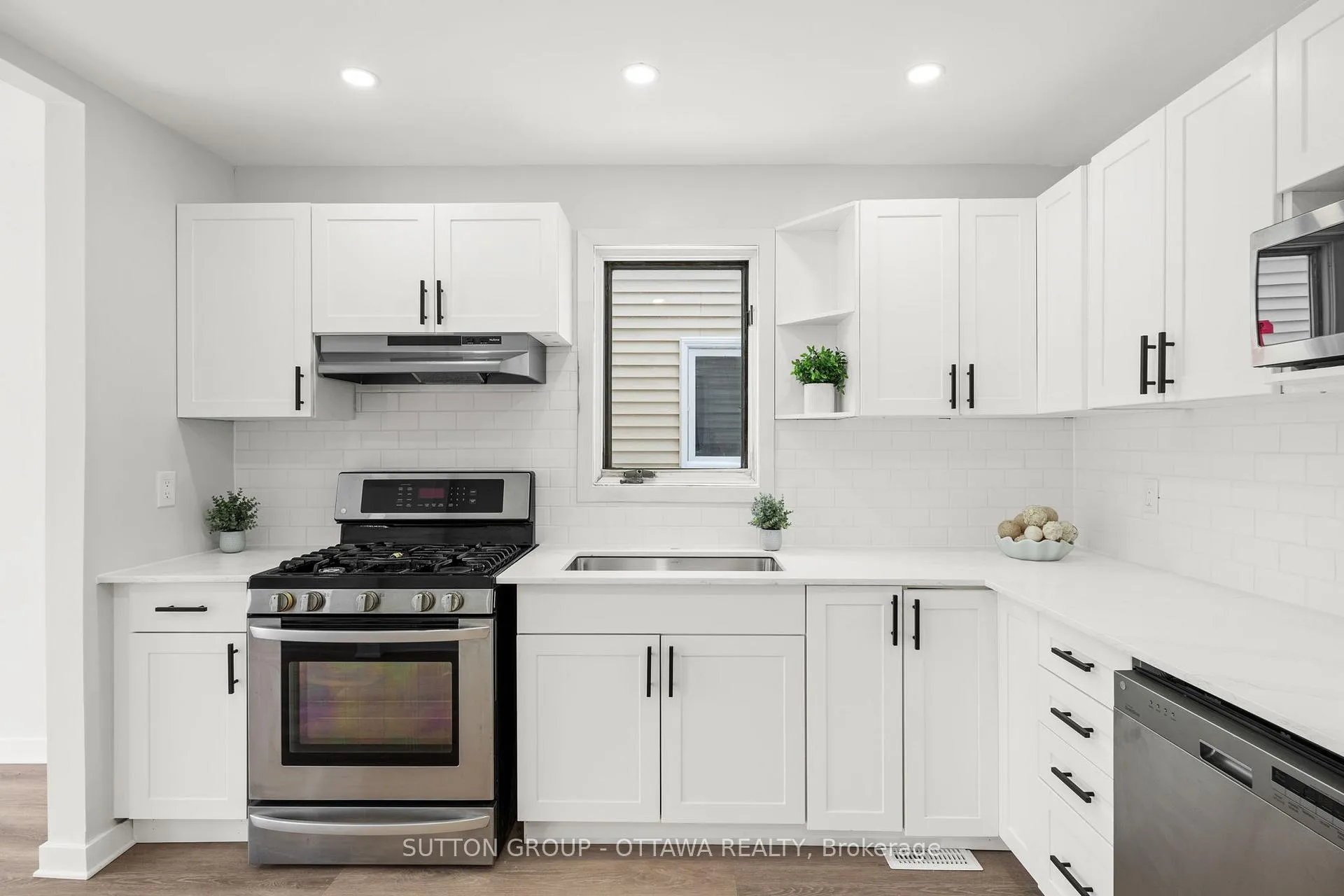 Photo 8 of 286 Mceachern Crescent, Ottawa, Bilberry Creek/Queenswood Heights — HOMEH