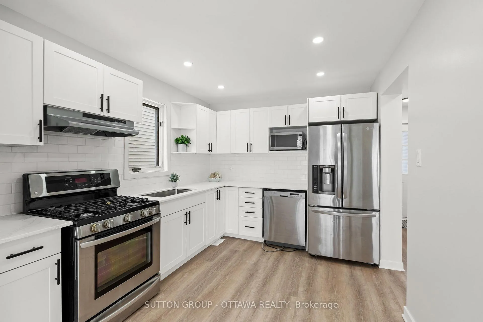 Photo 10 of 286 Mceachern Crescent, Ottawa, Bilberry Creek/Queenswood Heights — HOMEH