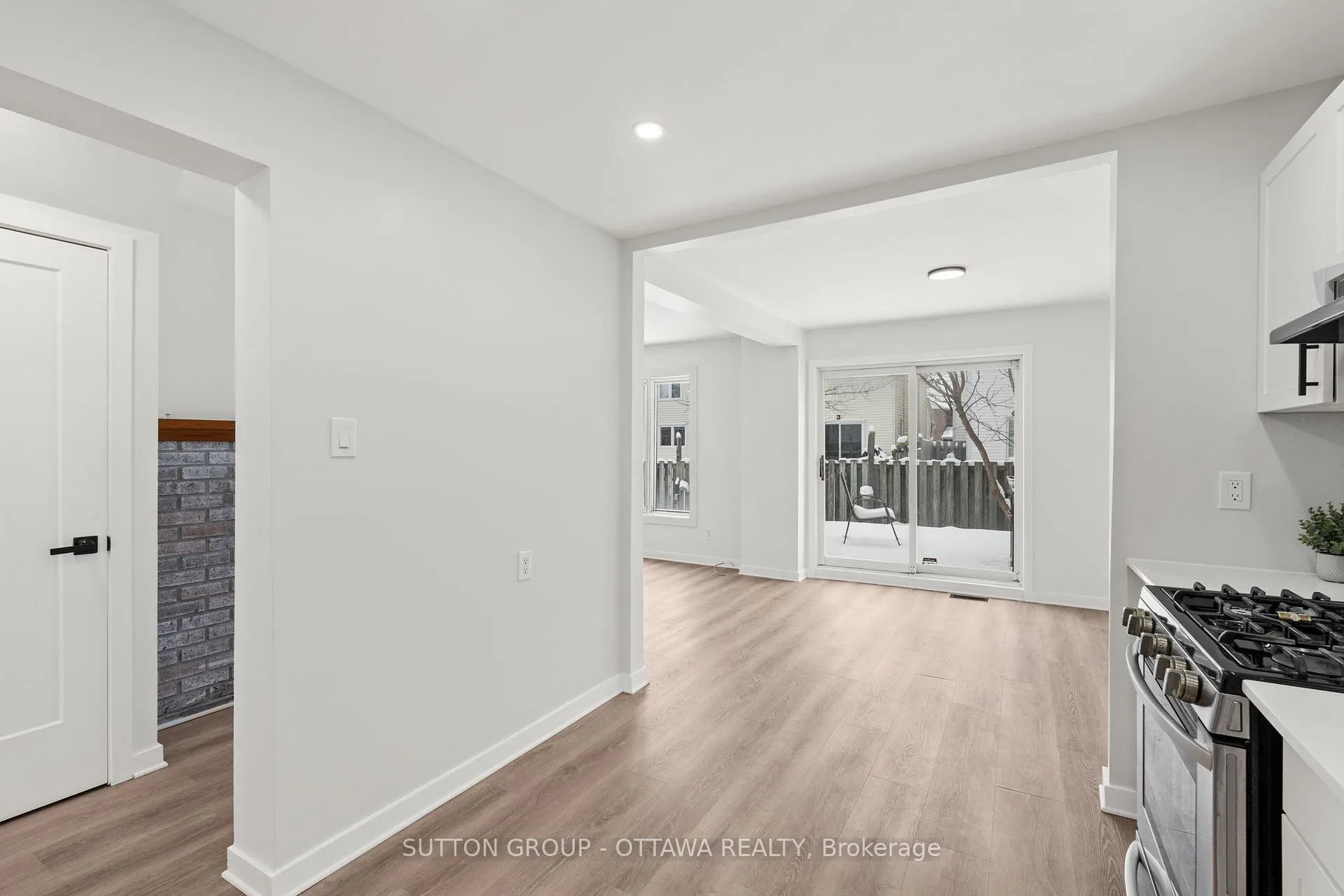 Photo 11 of 286 Mceachern Crescent, Ottawa, Bilberry Creek/Queenswood Heights — HOMEH