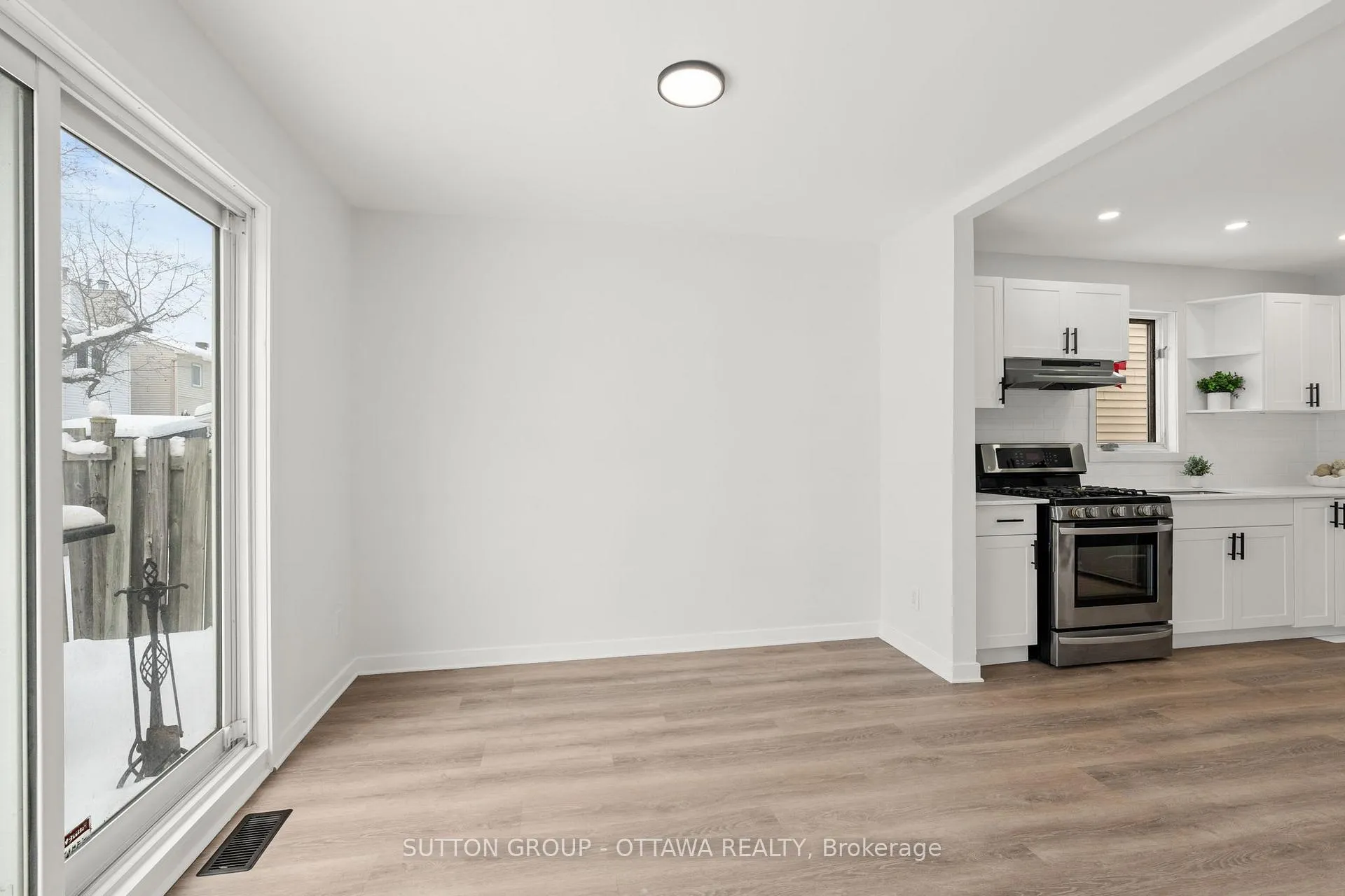 Photo 13 of 286 Mceachern Crescent, Ottawa, Bilberry Creek/Queenswood Heights — HOMEH