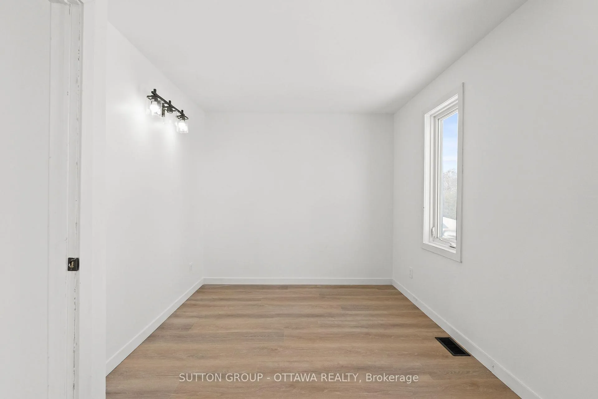 Photo 17 of 286 Mceachern Crescent, Ottawa, Bilberry Creek/Queenswood Heights — HOMEH