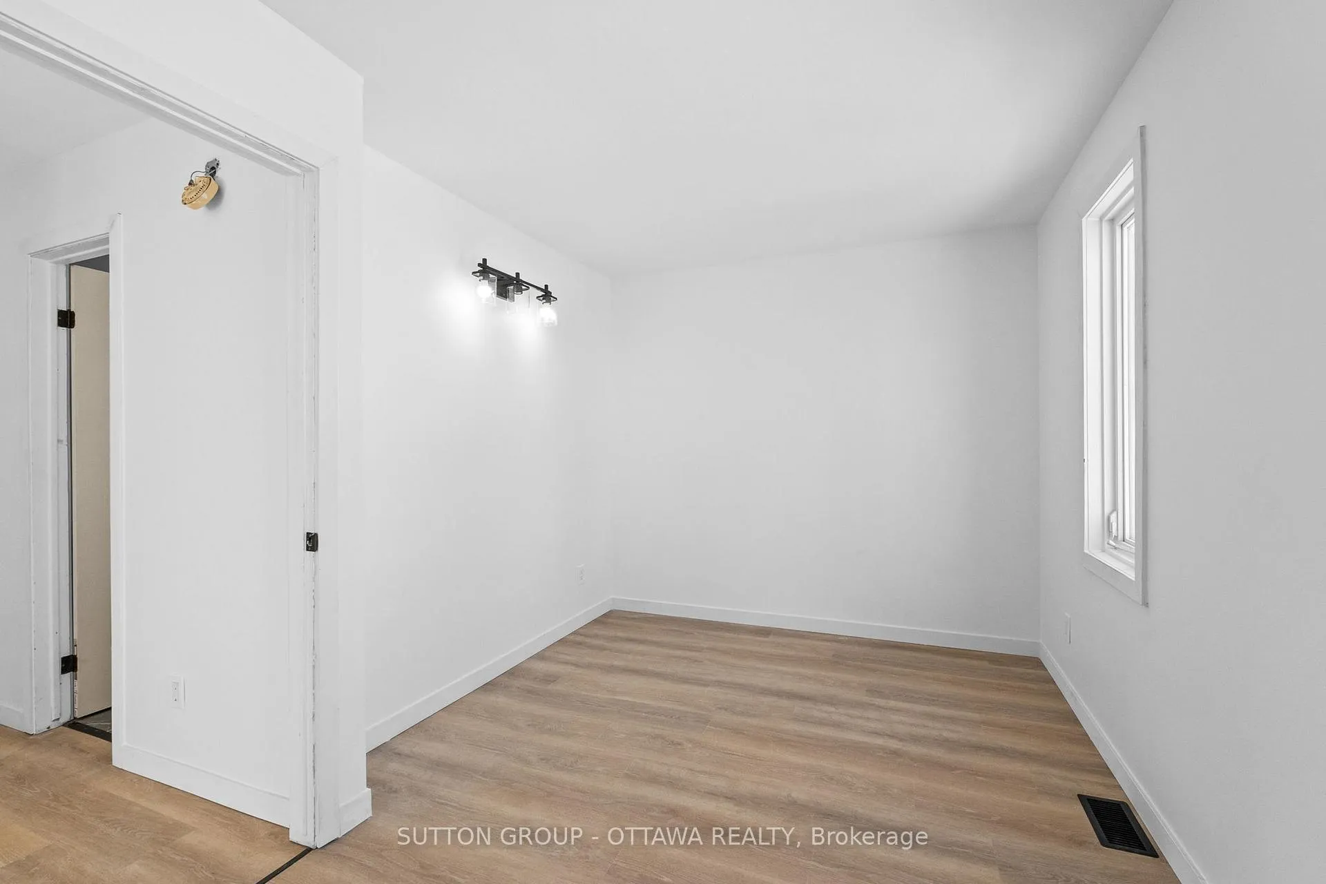 Photo 18 of 286 Mceachern Crescent, Ottawa, Bilberry Creek/Queenswood Heights — HOMEH