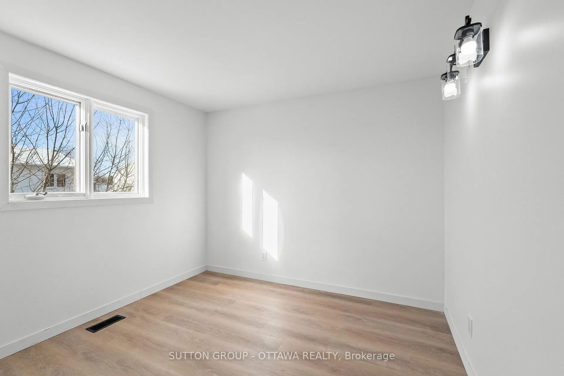 Photo 21 of 286 Mceachern Crescent, Ottawa, Bilberry Creek/Queenswood Heights — HOMEH