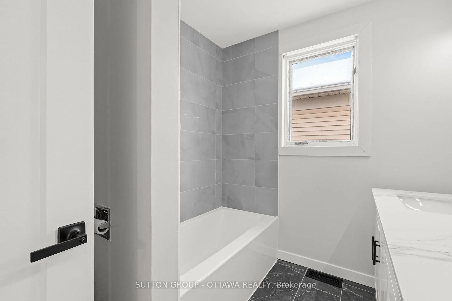 Photo 23 of 286 Mceachern Crescent, Ottawa, Bilberry Creek/Queenswood Heights — HOMEH