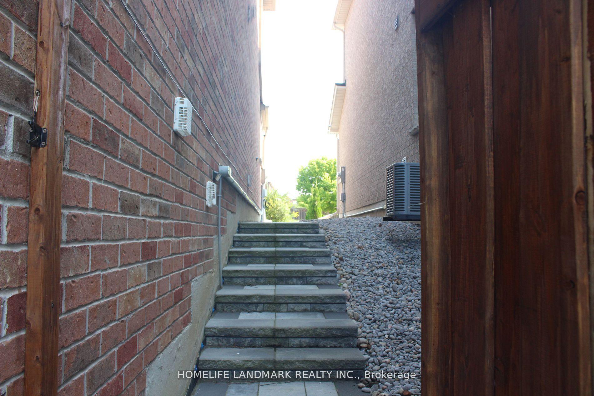 Photo 12 of Unit 2, 24 Old Field Crescent, Newmarket, Woodland Hill — HOMEH