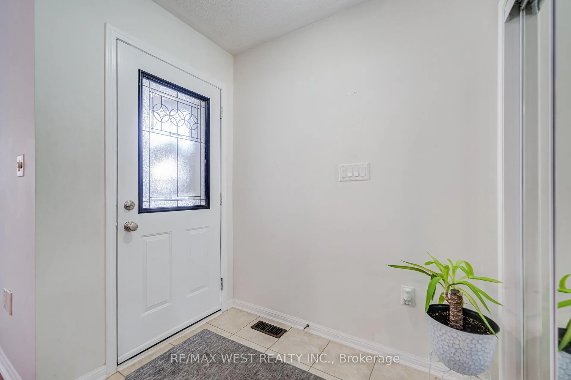 Photo 8 of 24 Davidson Drive, New Tecumseth, Alliston — HOMEH