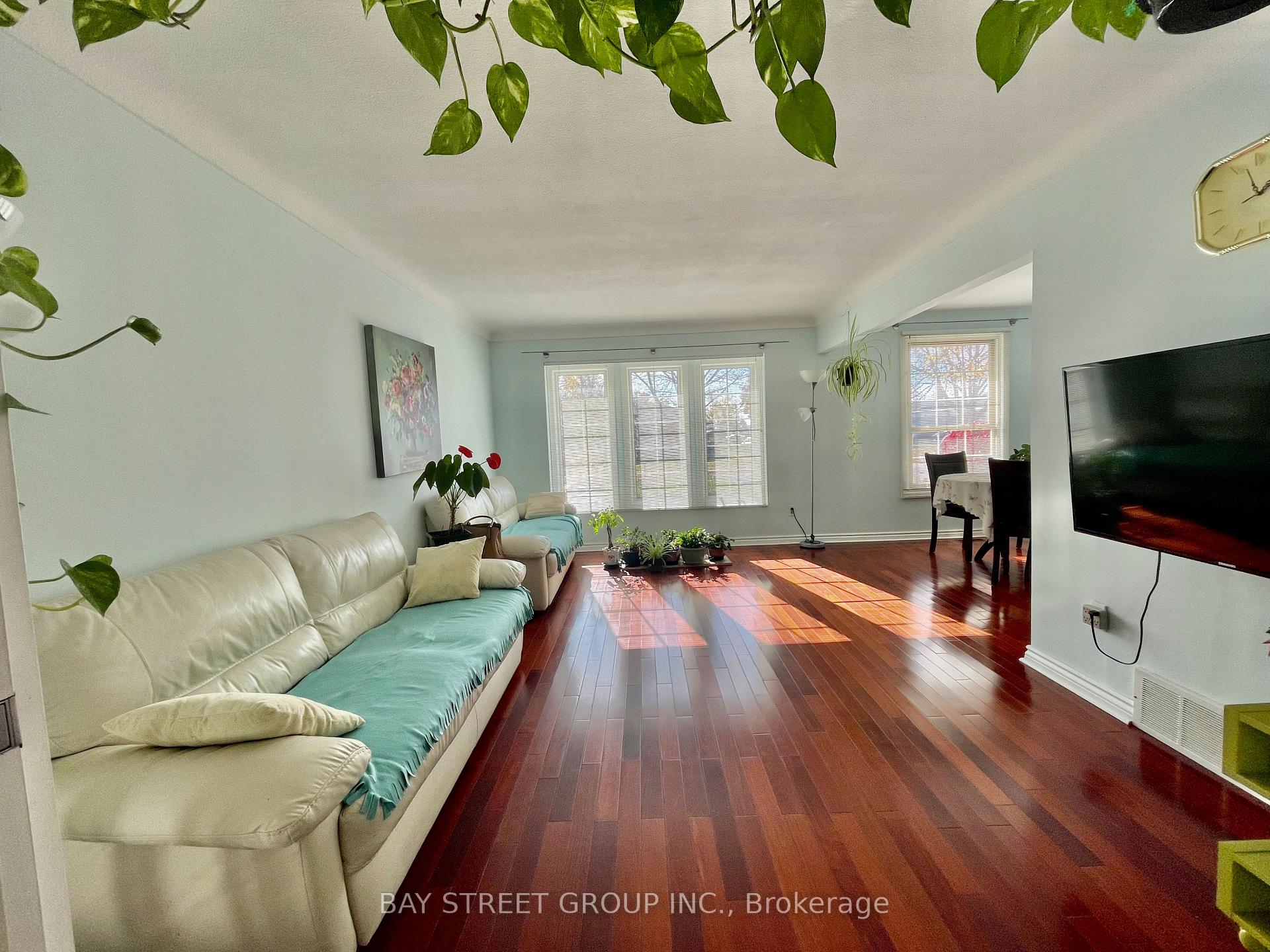 Photo 2 of 8159 Niven Street, Niagara Falls, Ascot — HOMEH