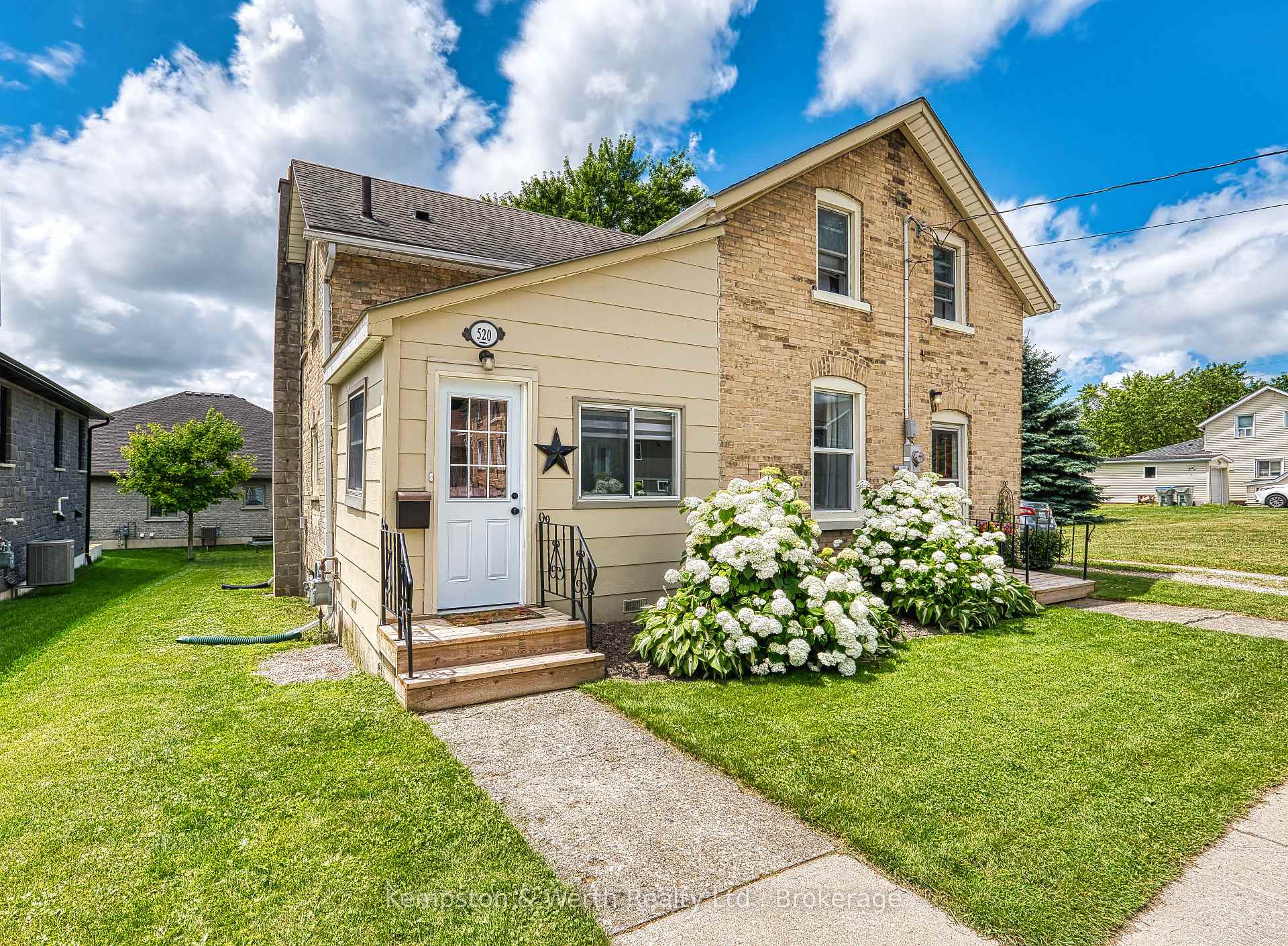 Front of 520 Elma Street W