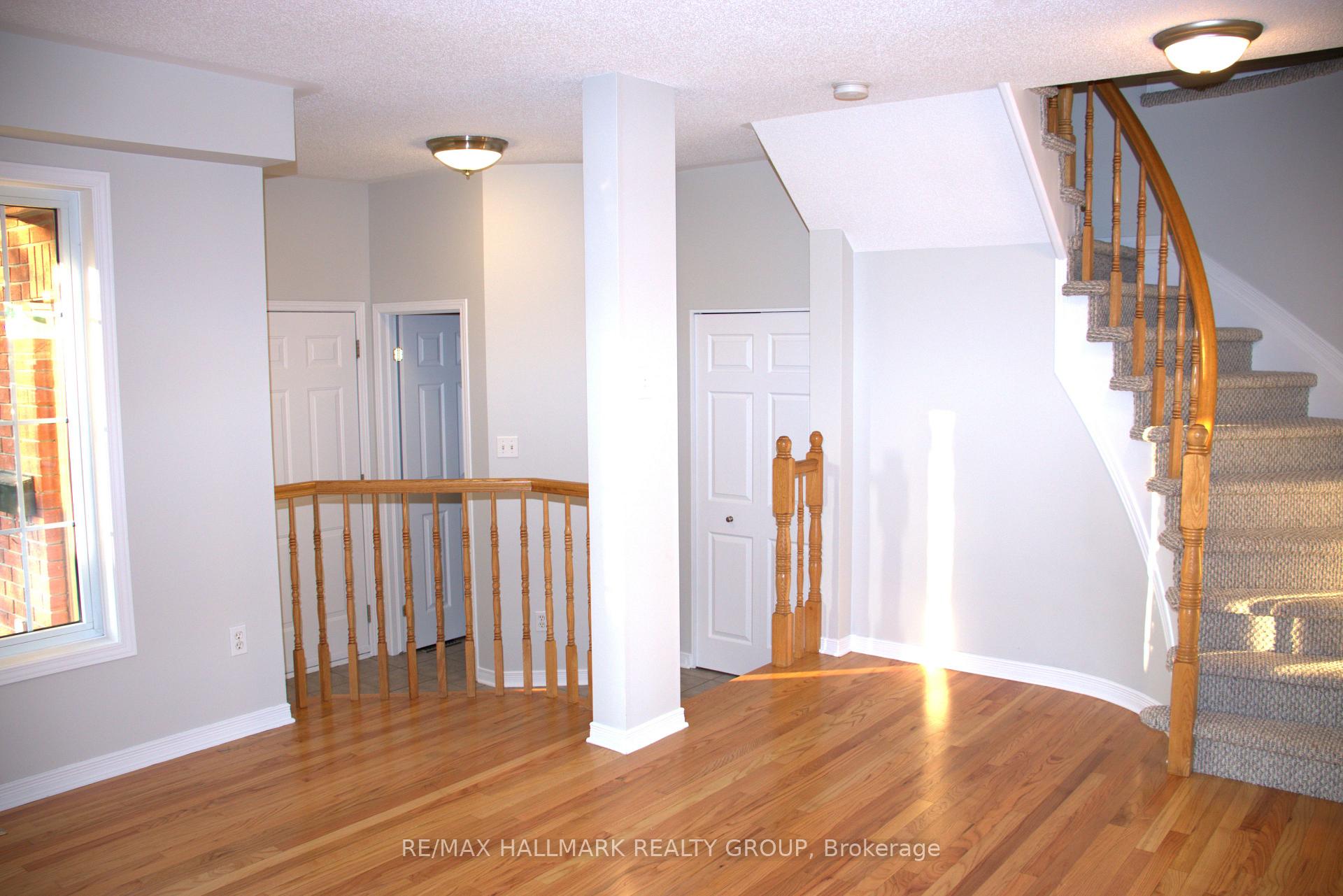 Photo 3 of 2004 Scully Way, Ottawa, Fallingbrook/Gardenway South — HOMEH