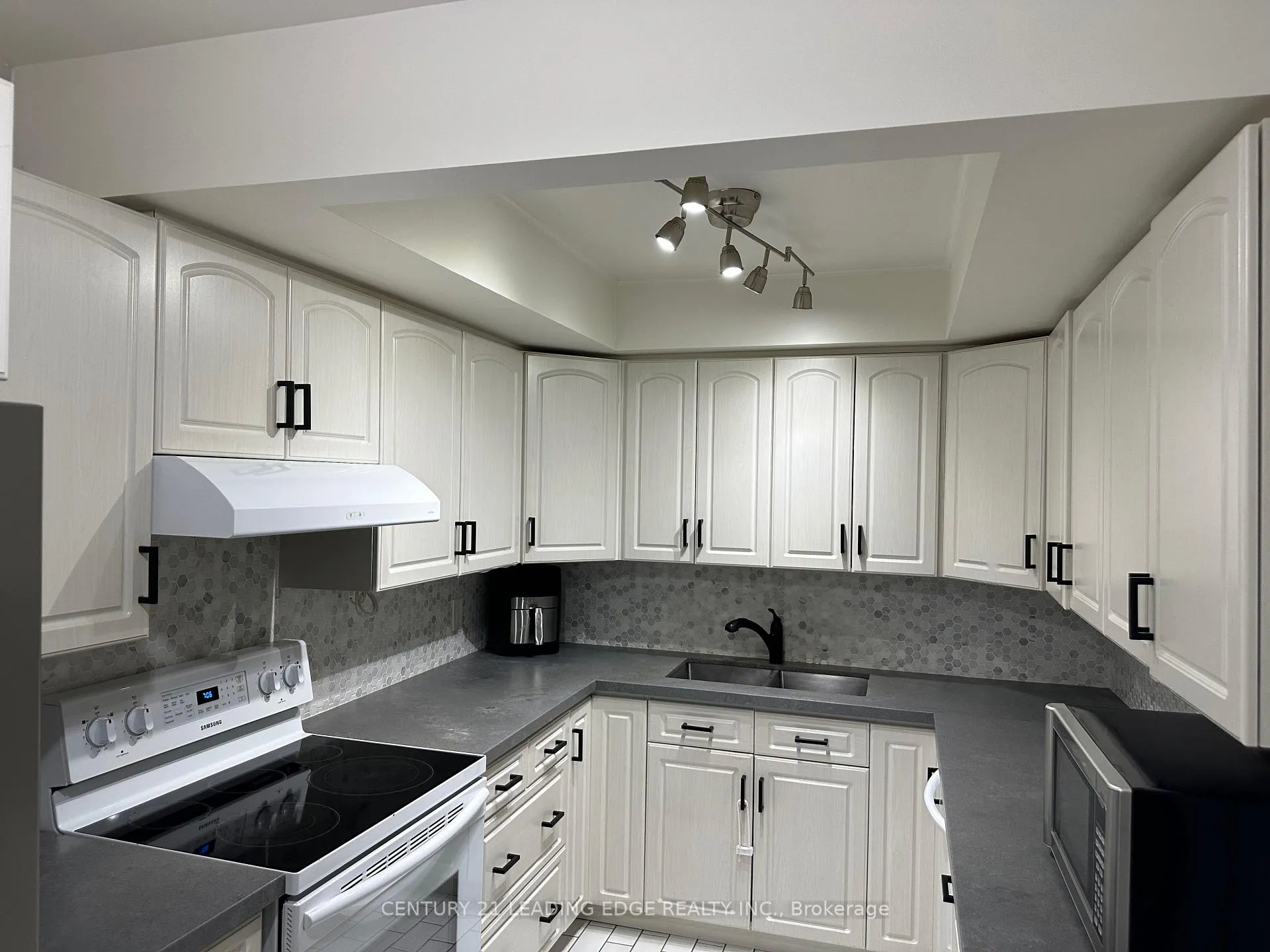 Photo 7 of Unit 802, 195 Wynford Drive, Toronto, Flemingdon Park — HOMEH