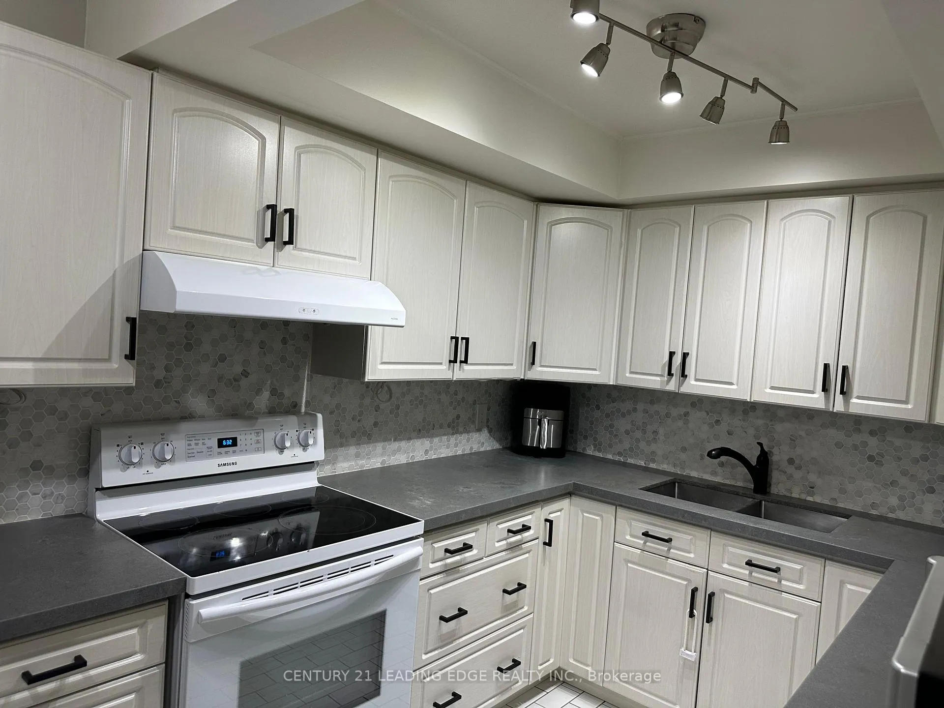 Photo 8 of Unit 802, 195 Wynford Drive, Toronto, Flemingdon Park — HOMEH