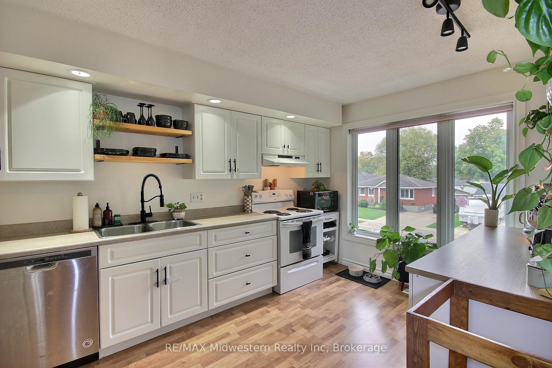 Photo 7 of 755 York Avenue N, North Perth, Listowel — HOMEH