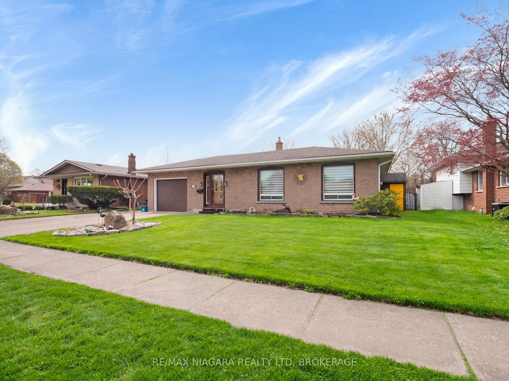 Photo 2 of 7058 Freeman Street, Niagara Falls, Morrison — HOMEH