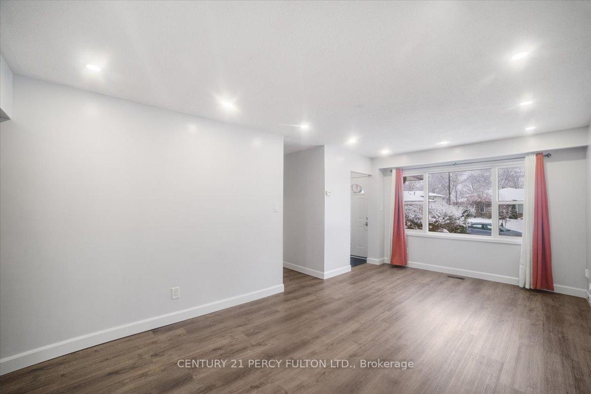Photo 3 of 279 Vancouver Crescent, Oshawa, Vanier — HOMEH