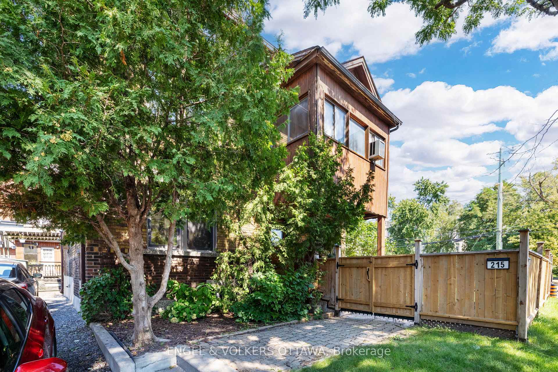 Photo 2 of 215 Argyle Avenue, Ottawa, Ottawa Centre — HOMEH