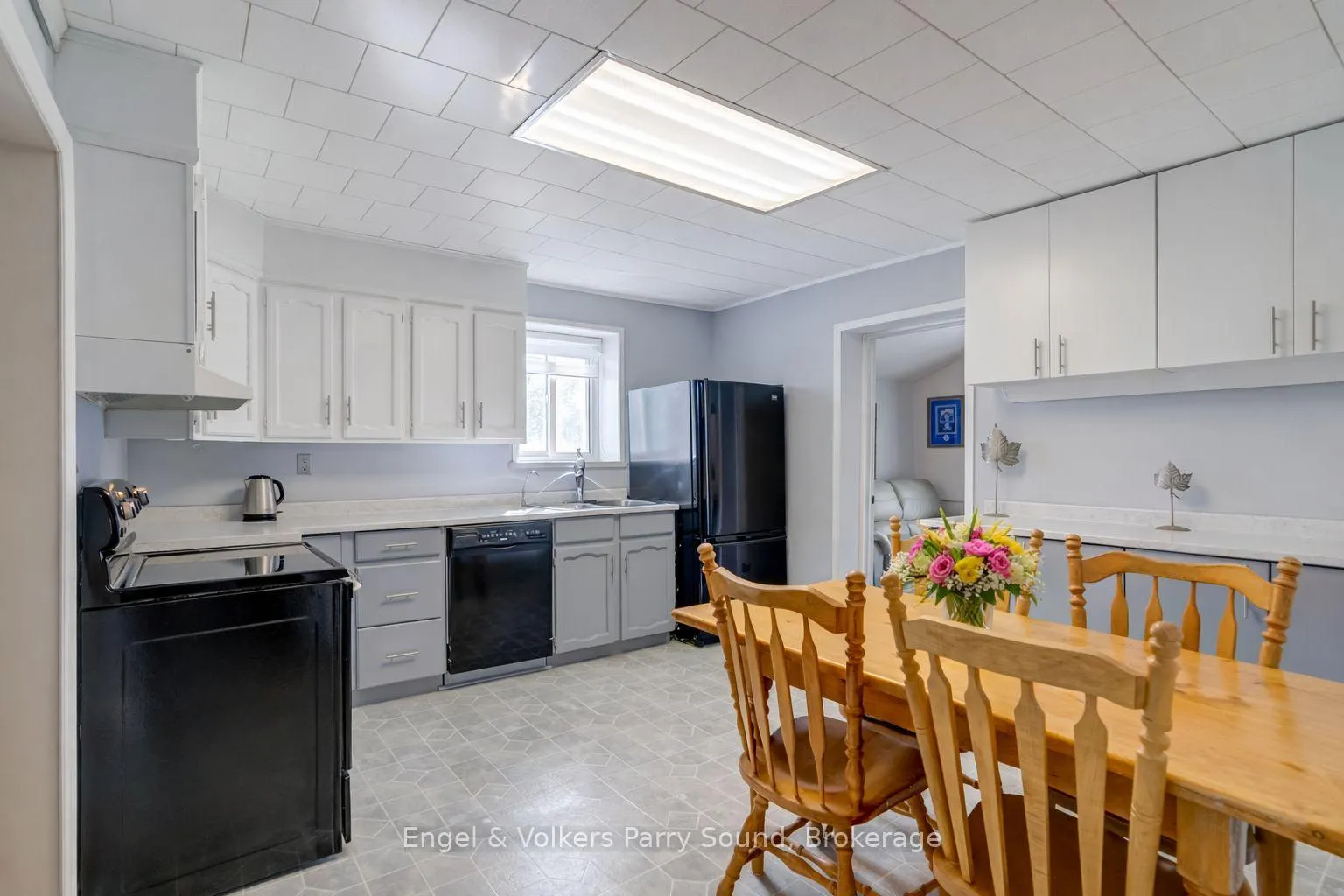 Photo 9 of 54 River Street, Parry Sound — HOMEH