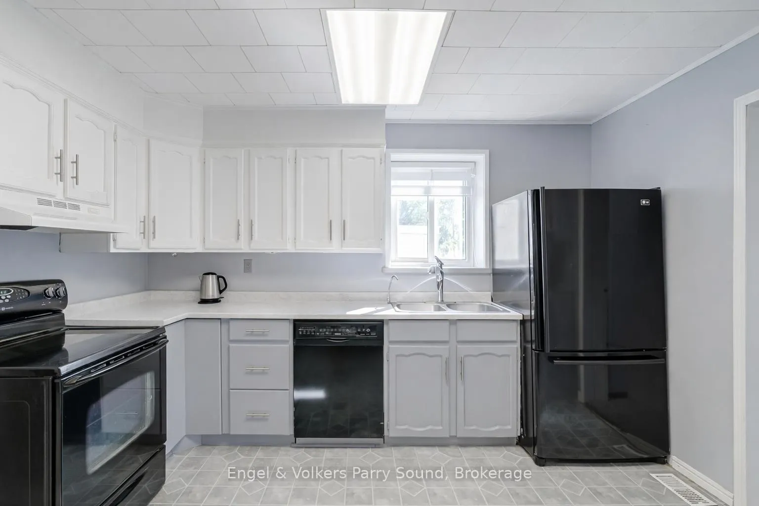 Photo 11 of 54 River Street, Parry Sound — HOMEH