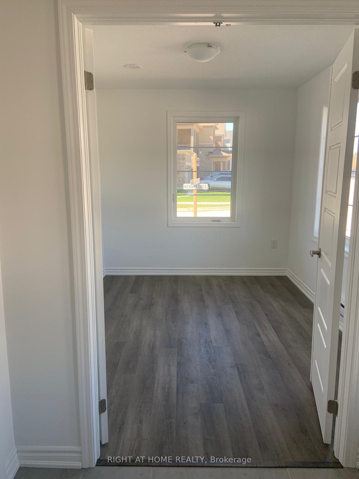 Photo 14 of 976 Hickory Crescent, Milton, Cobban — HOMEH