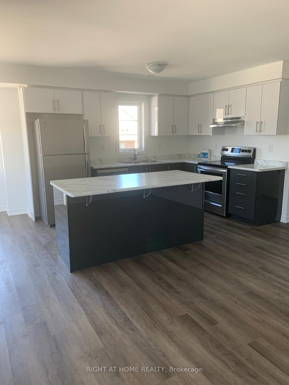 Photo 2 of 976 Hickory Crescent, Milton, Cobban — HOMEH