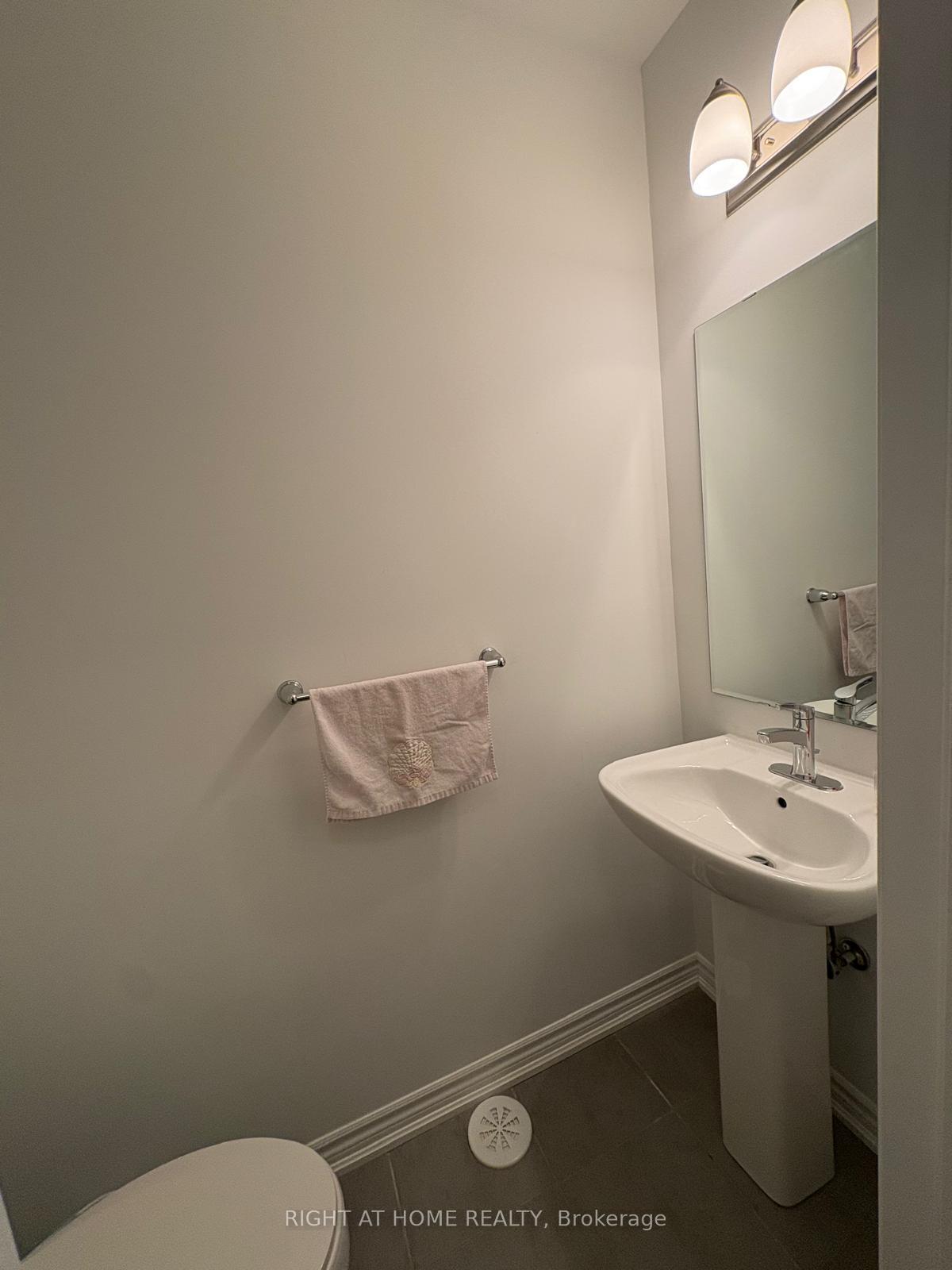 Photo 16 of 976 Hickory Crescent, Milton, Cobban — HOMEH