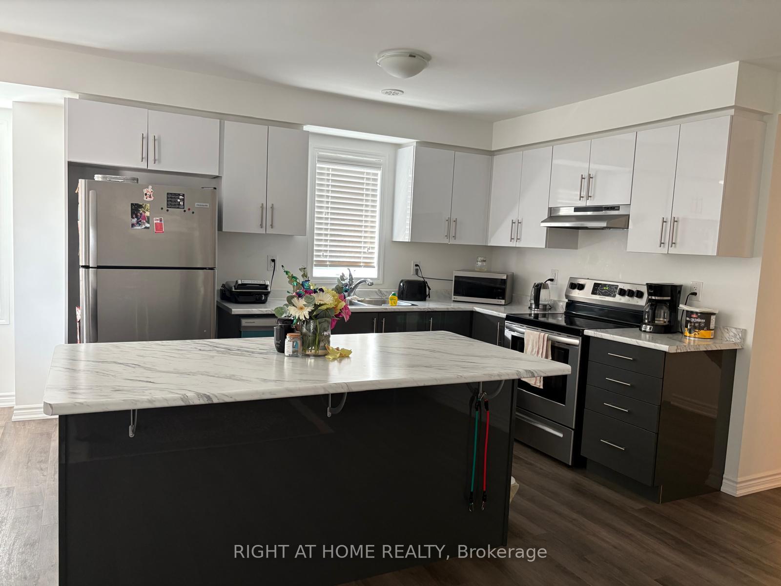 Photo 7 of 976 Hickory Crescent, Milton, Cobban — HOMEH