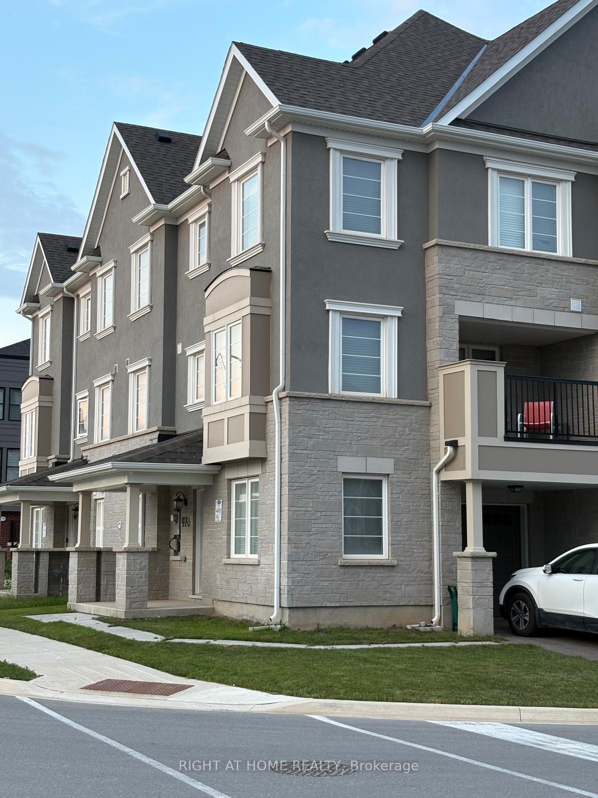 Photo 9 of 976 Hickory Crescent, Milton, Cobban — HOMEH
