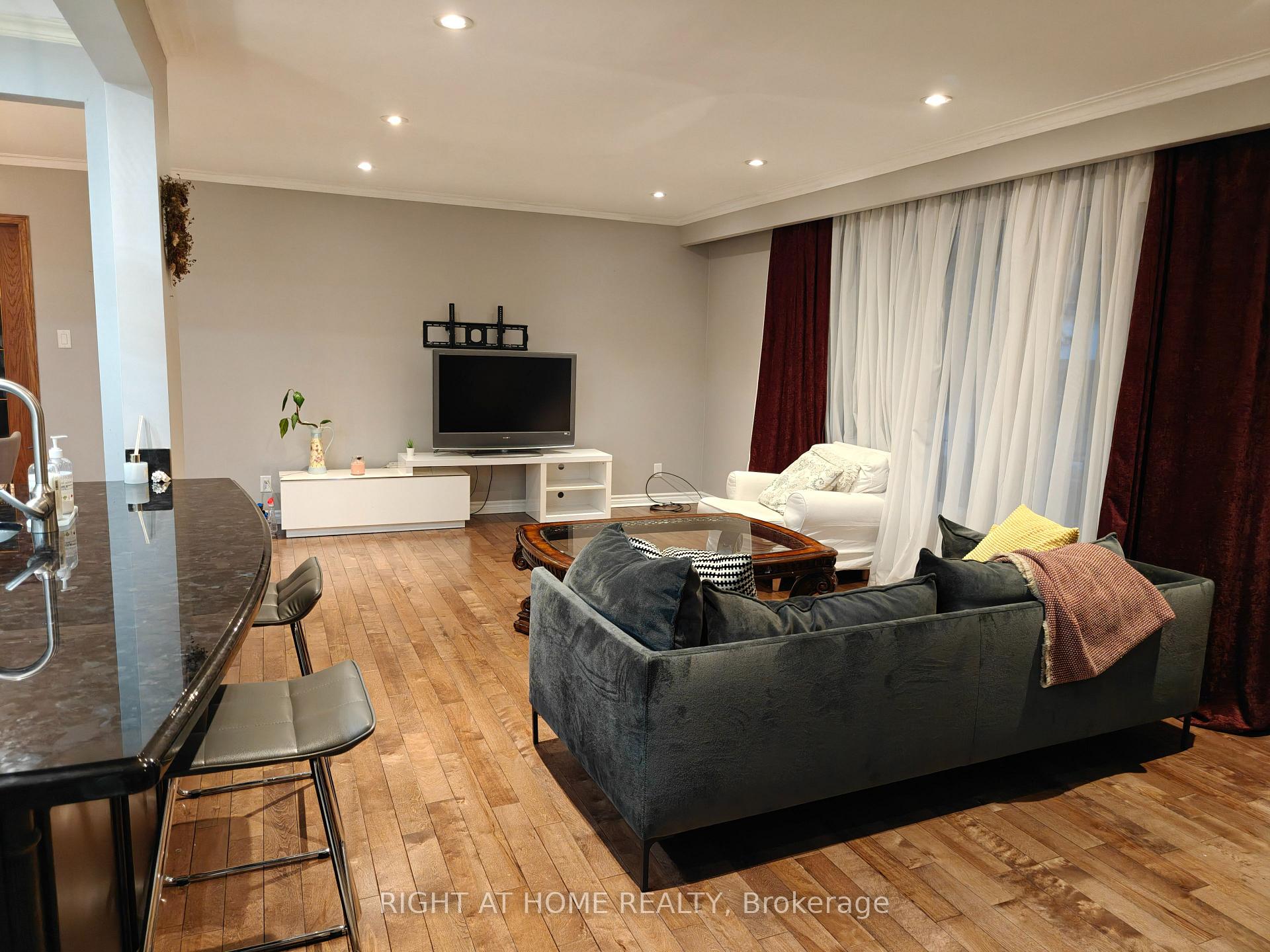 Photo 3 of 200 Henderson Avenue, Markham, Thornhill — HOMEH