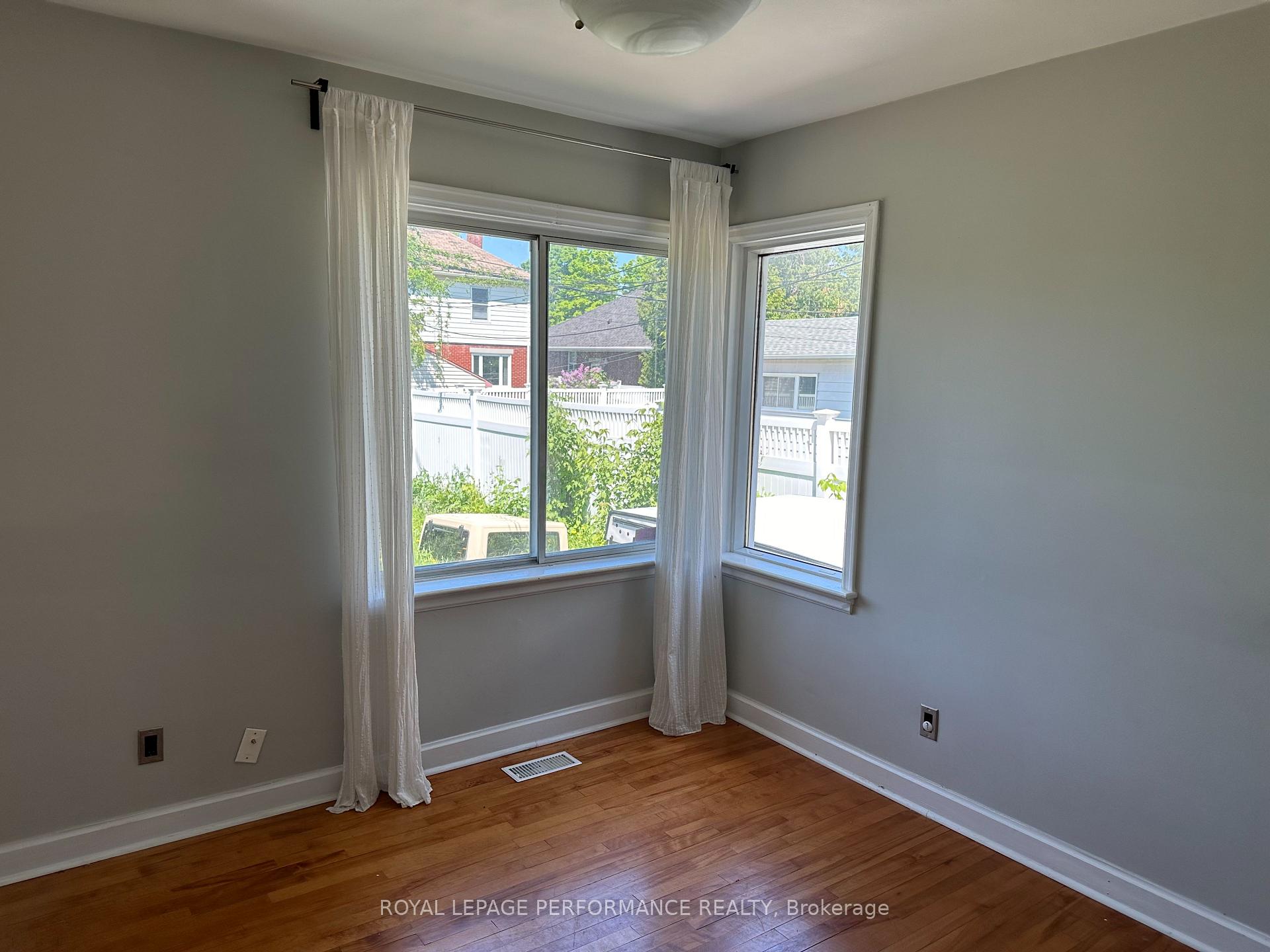 Photo 5 of 551 Wolffdale Crescent, Ottawa, Overbrook/Castle Heights — HOMEH