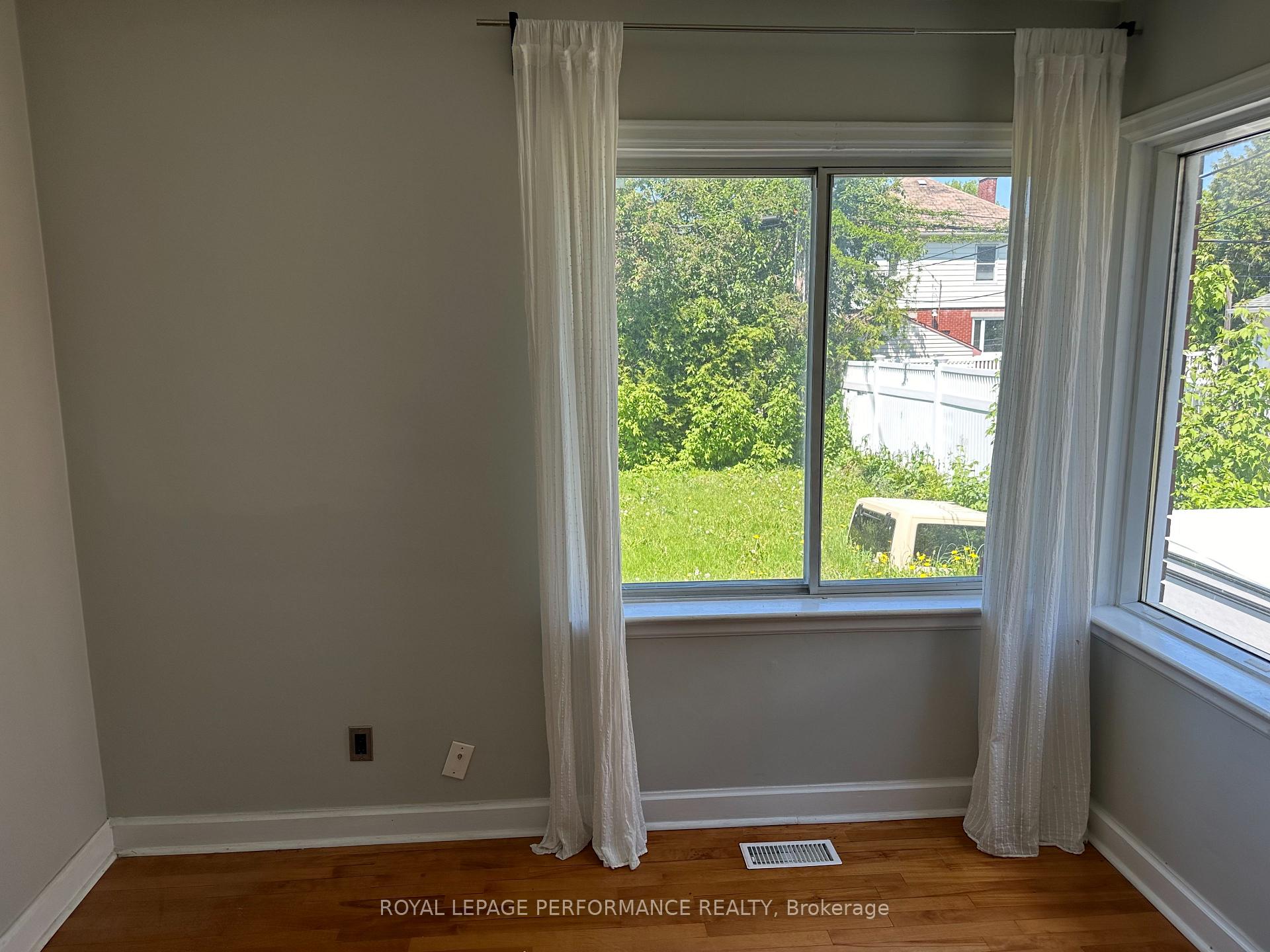 Photo 6 of 551 Wolffdale Crescent, Ottawa, Overbrook/Castle Heights — HOMEH