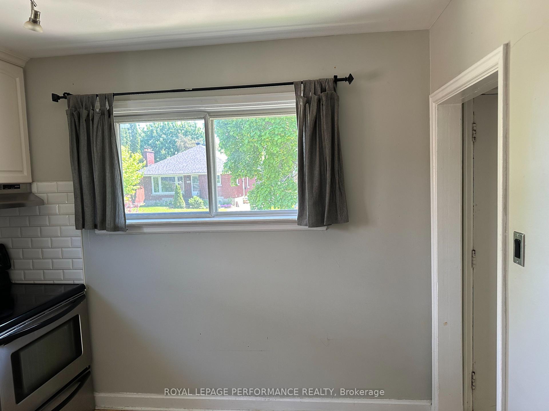 Photo 8 of 551 Wolffdale Crescent, Ottawa, Overbrook/Castle Heights — HOMEH