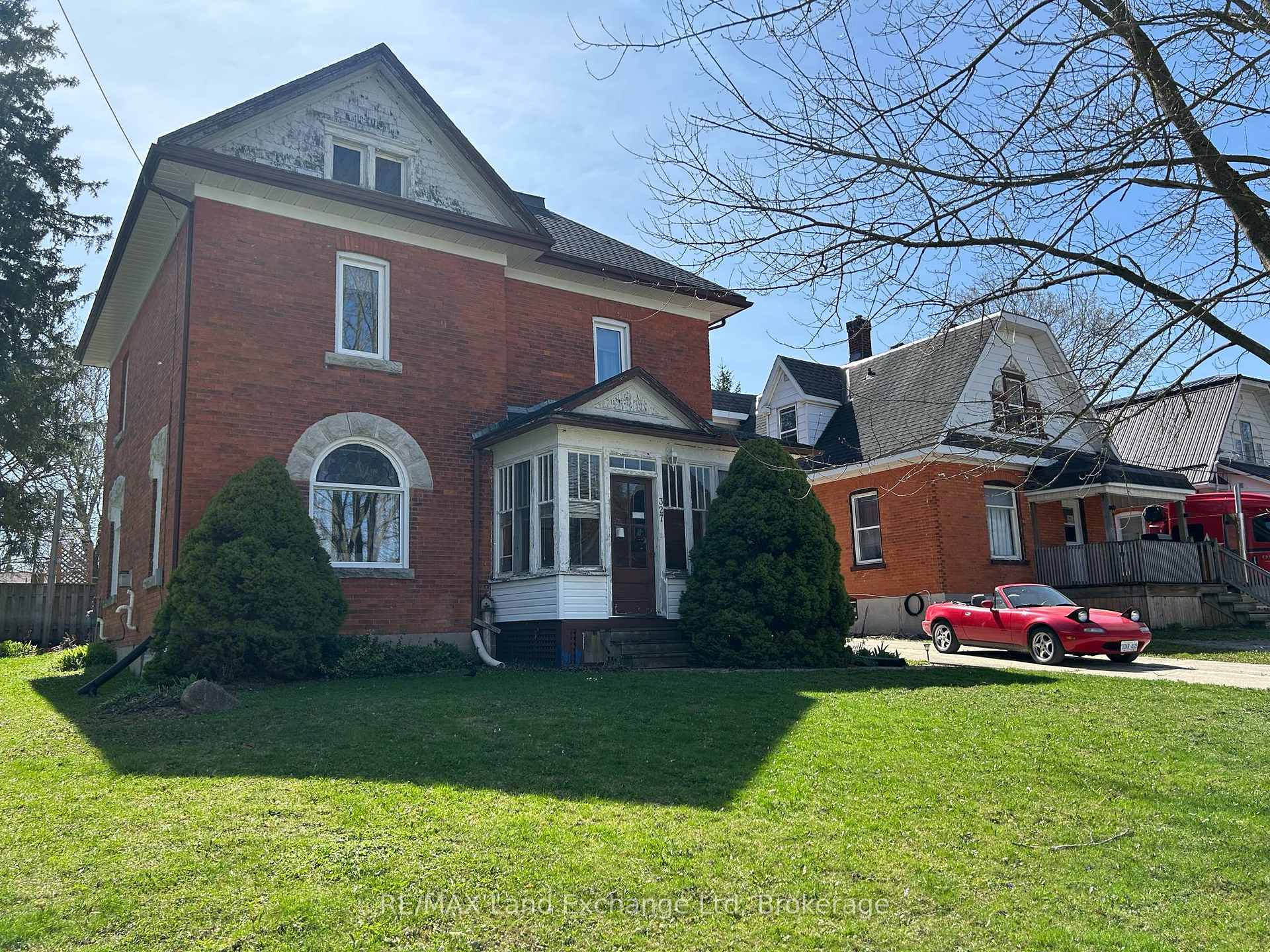 Front of 327 Frances Street