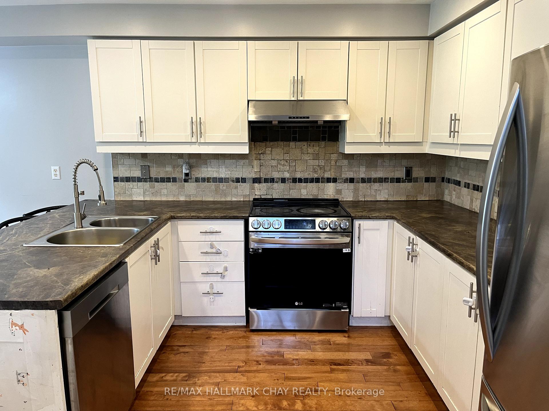 Photo 6 of 76 Kate Aitken Crescent, New Tecumseth, Beeton — HOMEH