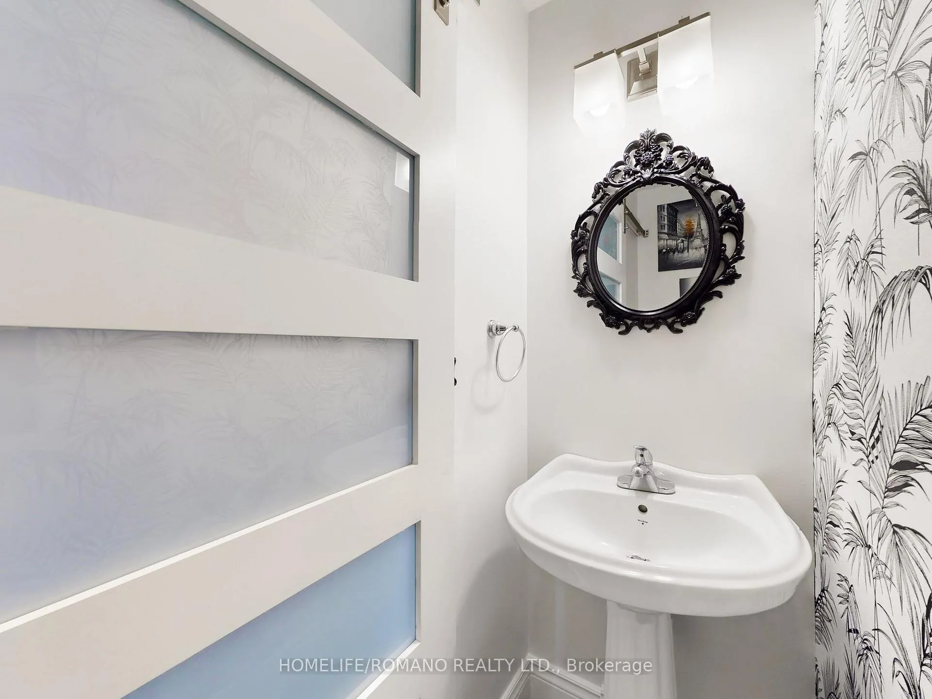 Photo 6 of 686 Irwin Crescent, Newmarket, Huron Heights-Leslie Valley — HOMEH