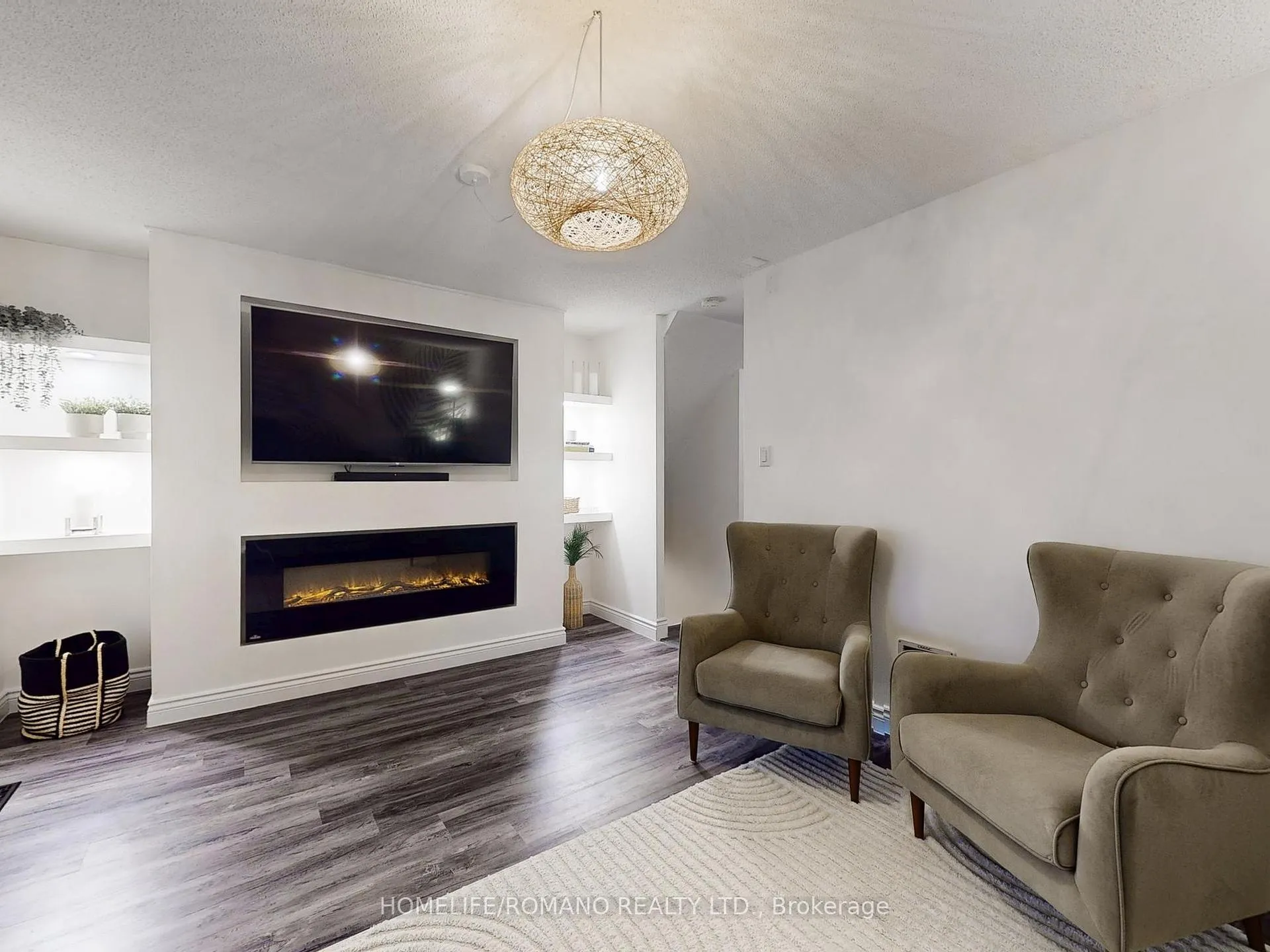 Photo 9 of 686 Irwin Crescent, Newmarket, Huron Heights-Leslie Valley — HOMEH