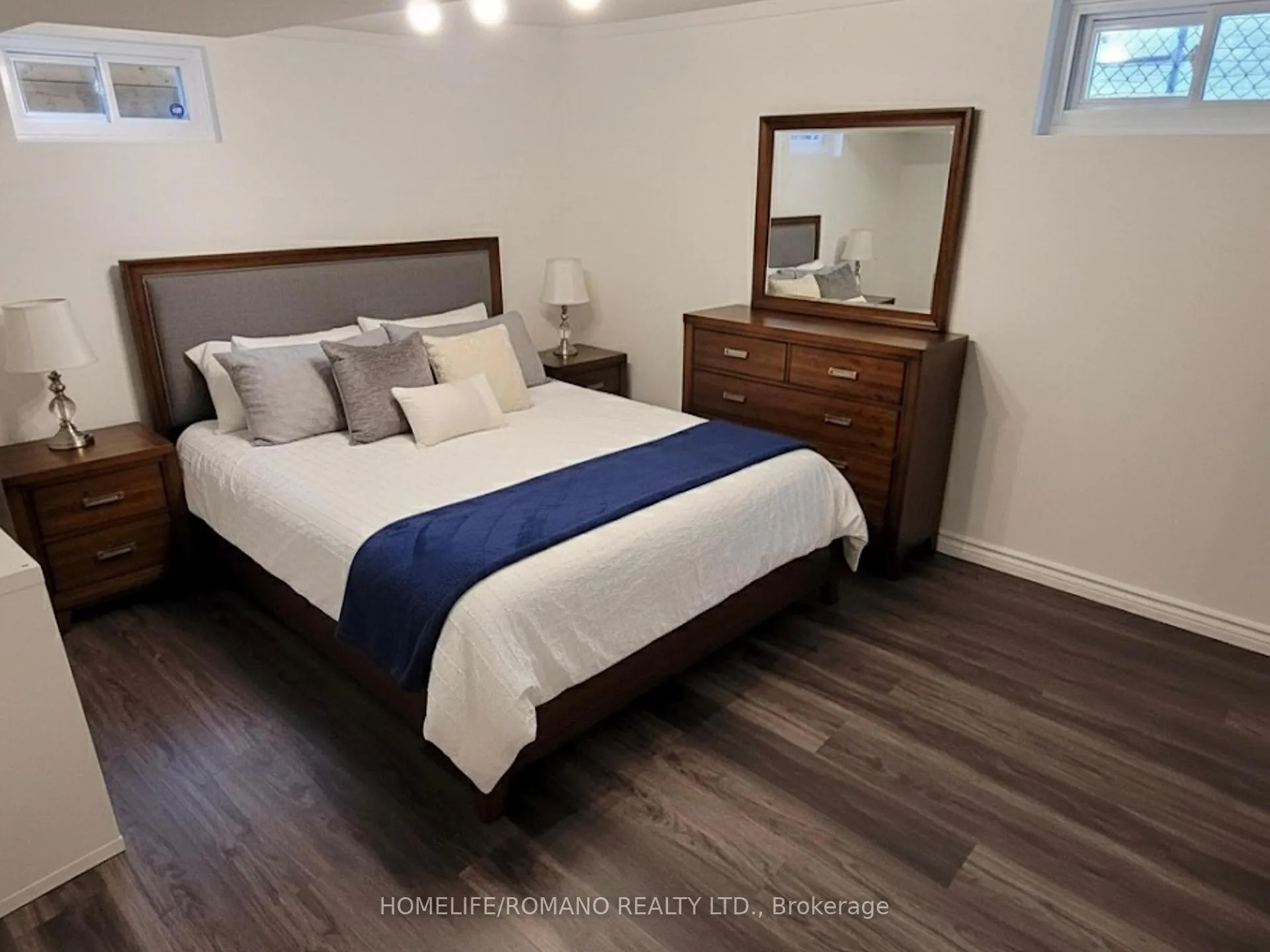 Photo 11 of 686 Irwin Crescent, Newmarket, Huron Heights-Leslie Valley — HOMEH