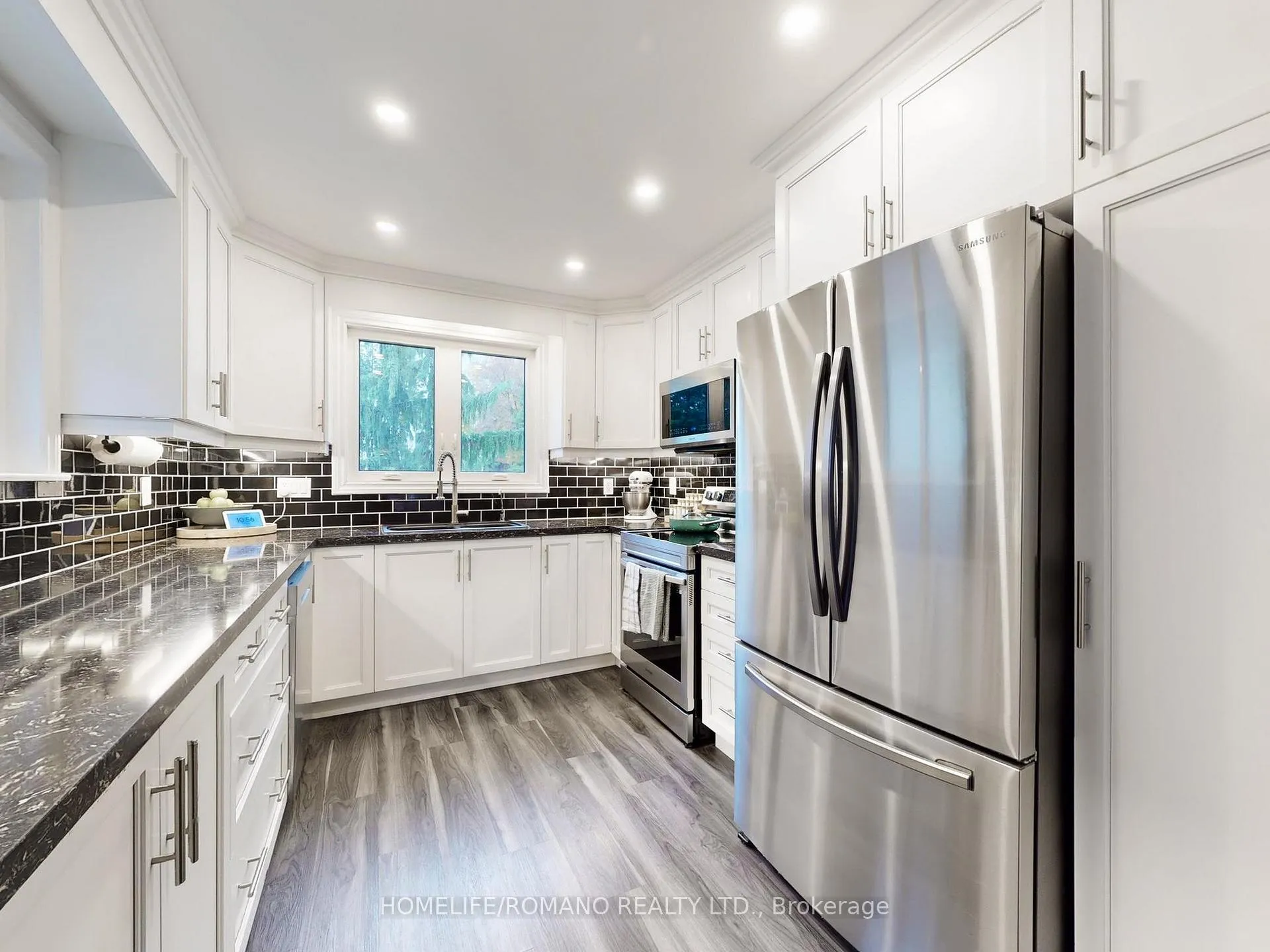 Photo 15 of 686 Irwin Crescent, Newmarket, Huron Heights-Leslie Valley — HOMEH