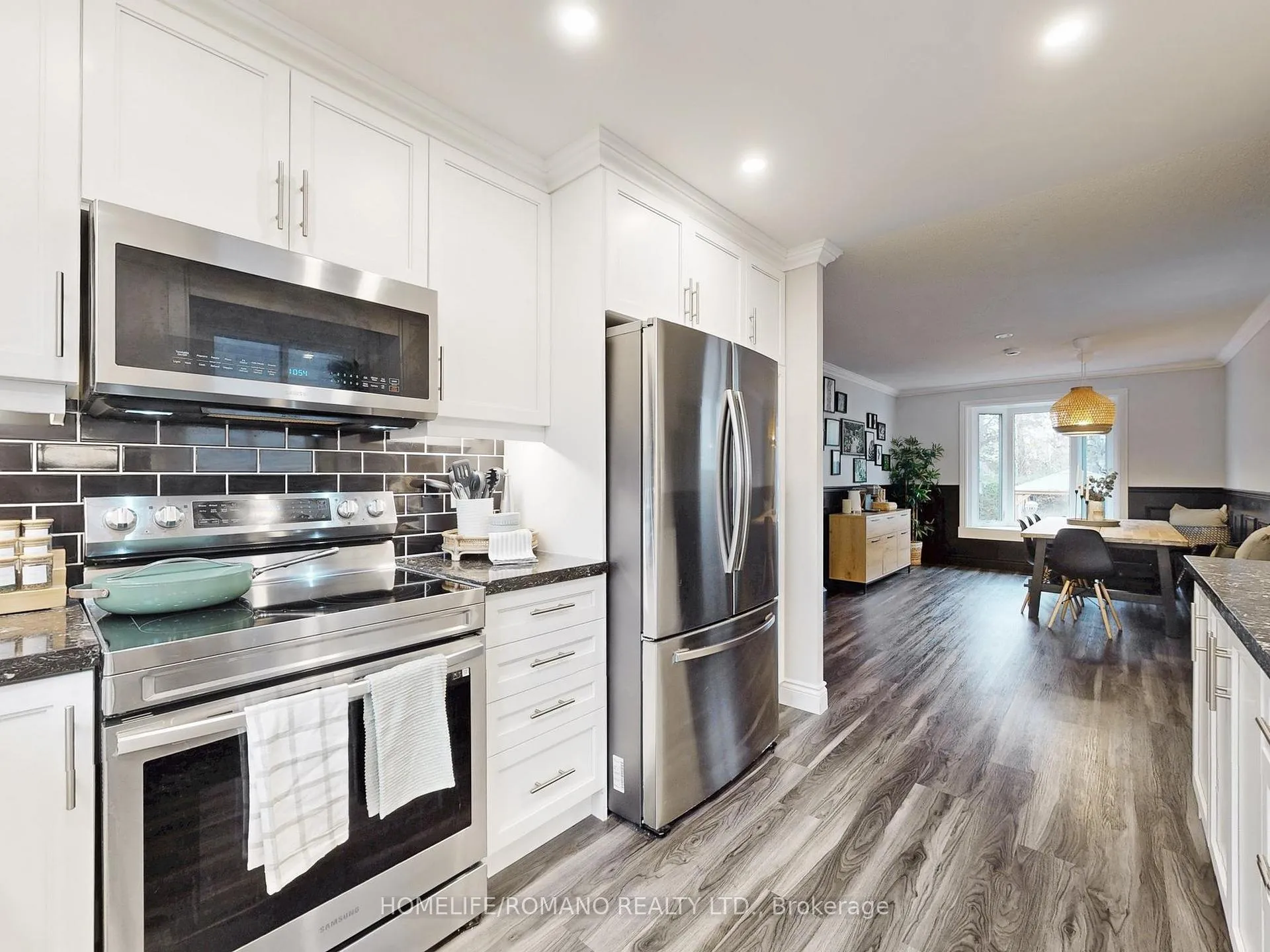 Photo 18 of 686 Irwin Crescent, Newmarket, Huron Heights-Leslie Valley — HOMEH