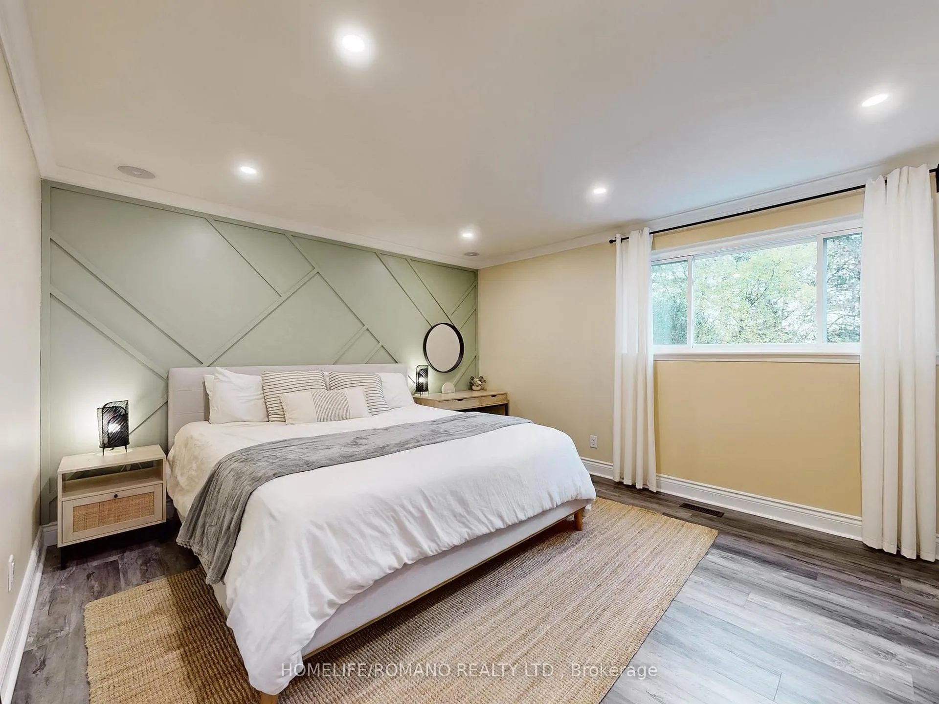 Photo 26 of 686 Irwin Crescent, Newmarket, Huron Heights-Leslie Valley — HOMEH
